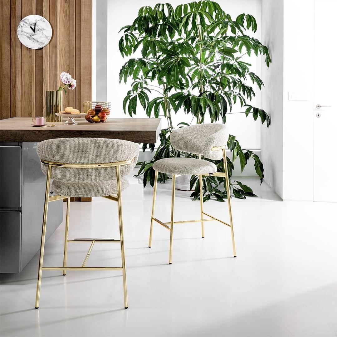 Krzesło barowe OLEANDRO boucle kremowy z metalową podstawą Calligaris Eye on Design