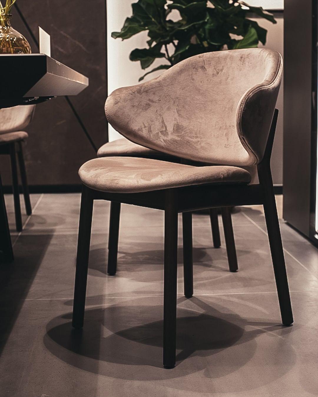 Krzesło HOLLY melanż beżowy z drewnianą podstawą Calligaris Eye on Design