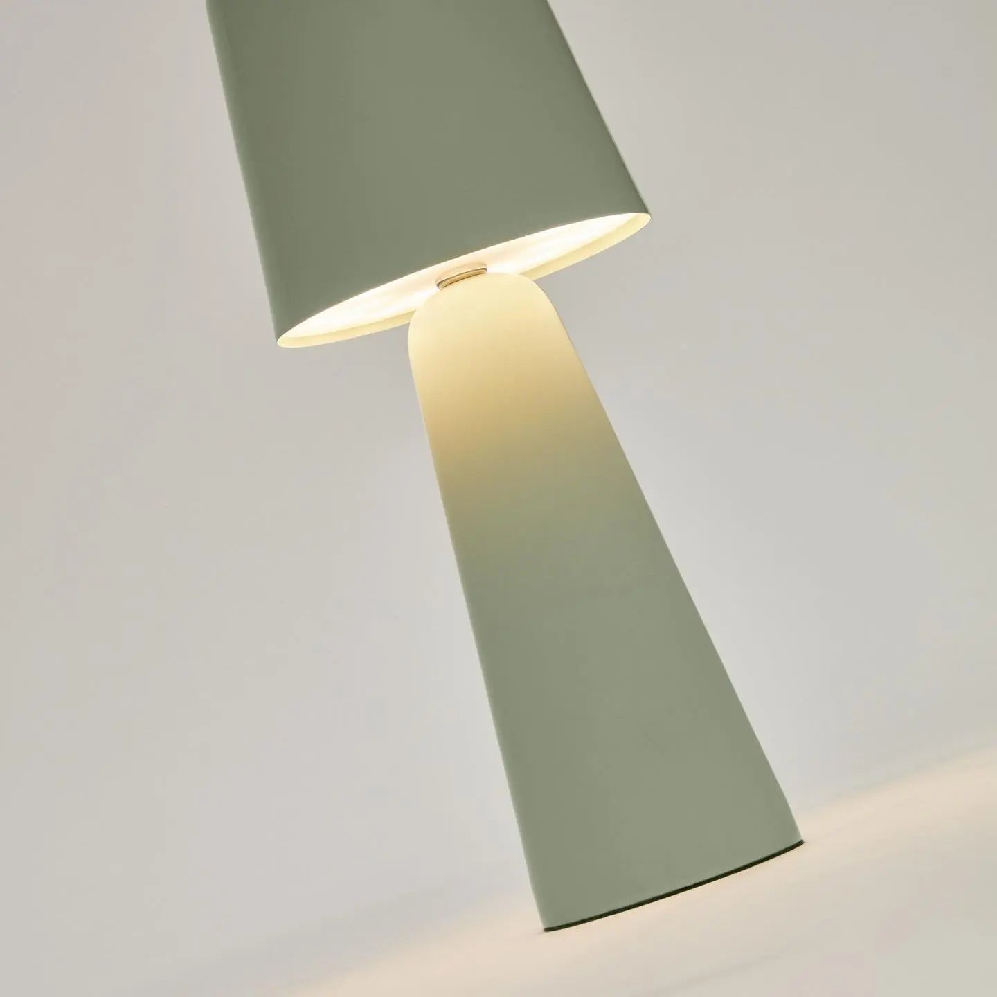 Lampa akumulatorowa zewnętrzna ARENYS jasnozielony – Kave Home