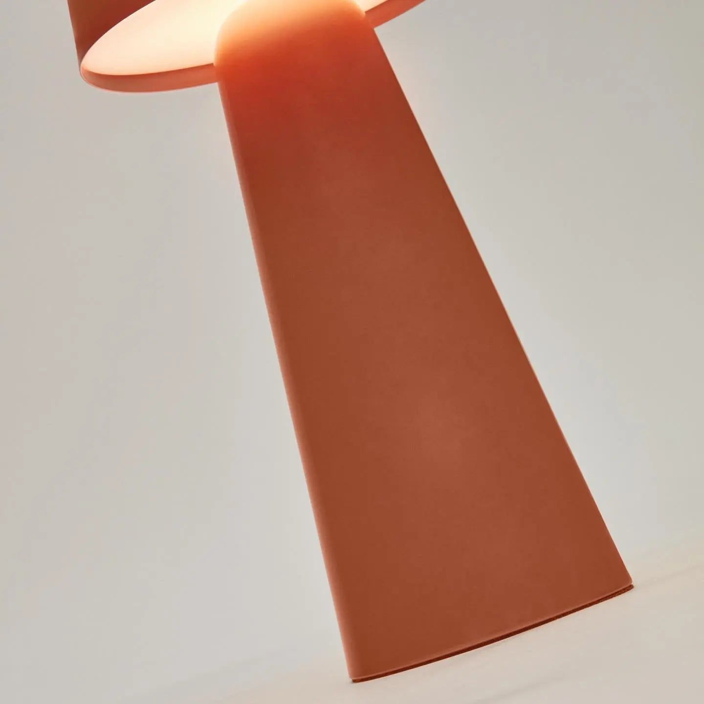 Lampa akumulatorowa zewnętrzna ARENYS terakota – Kave Home
