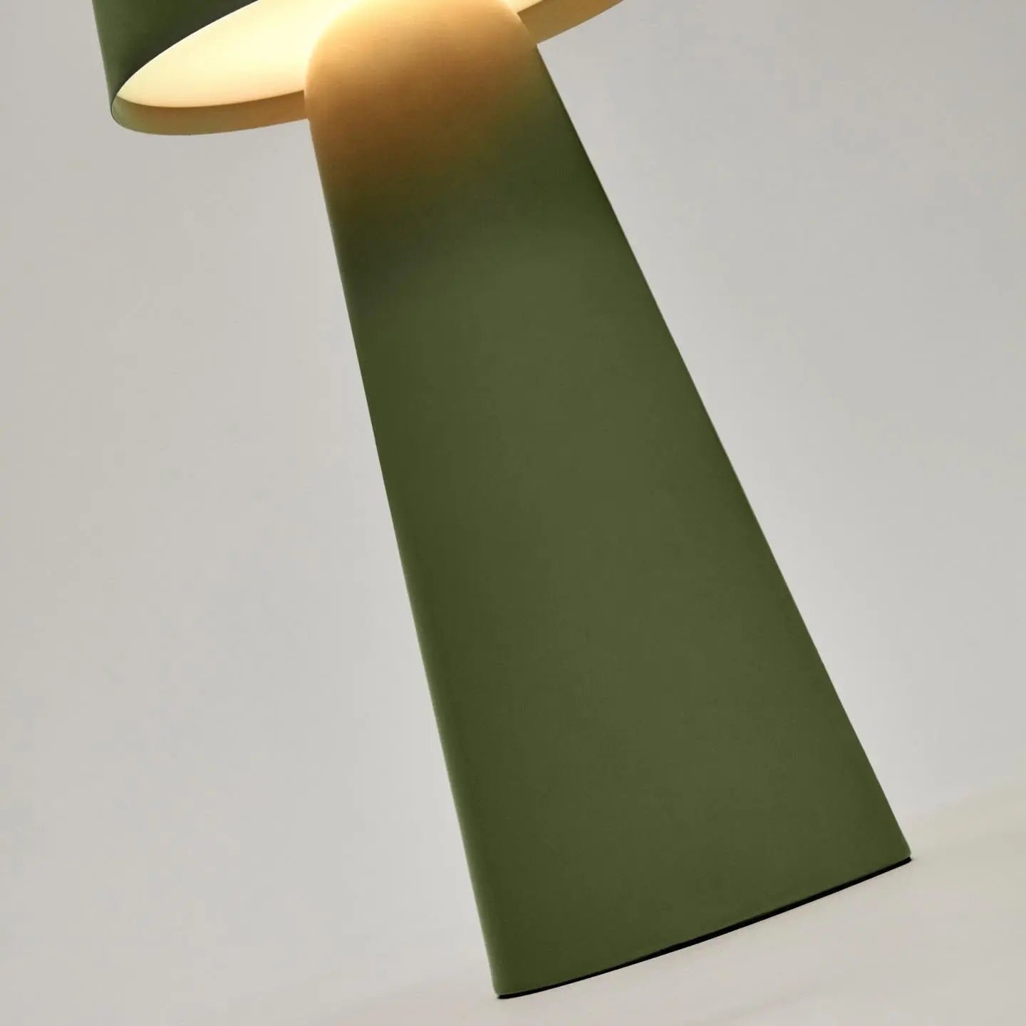 Lampa akumulatorowa zewnętrzna ARENYS zielony – Kave Home