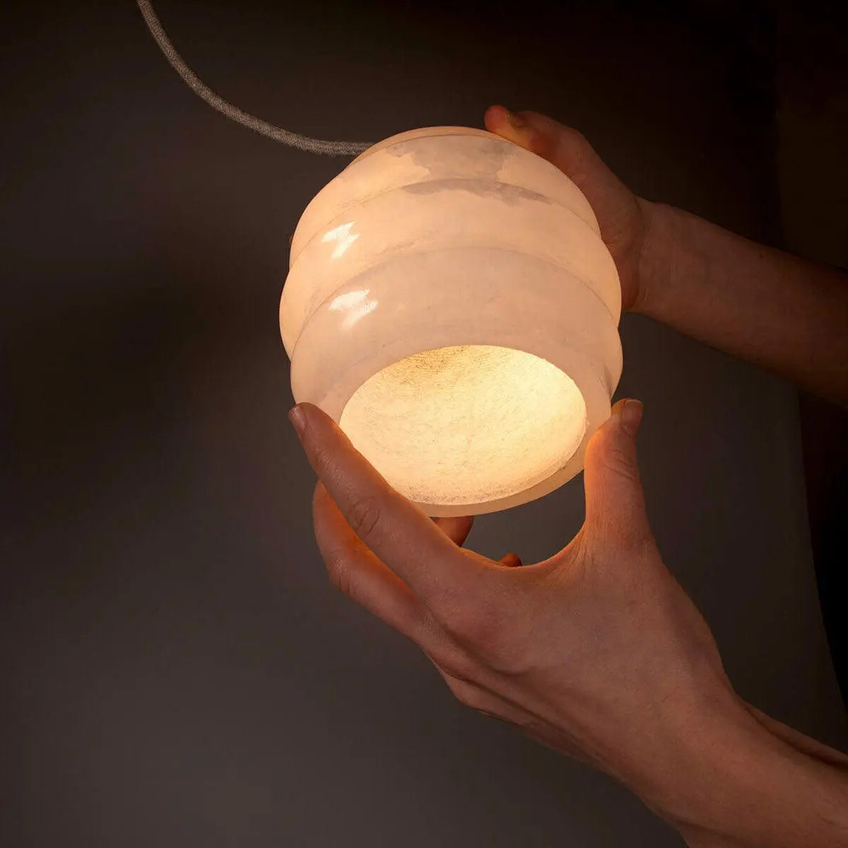 Lampa alabastrowa wisząca KALLIOPE mosiężny – marmur, Embassy Interiors