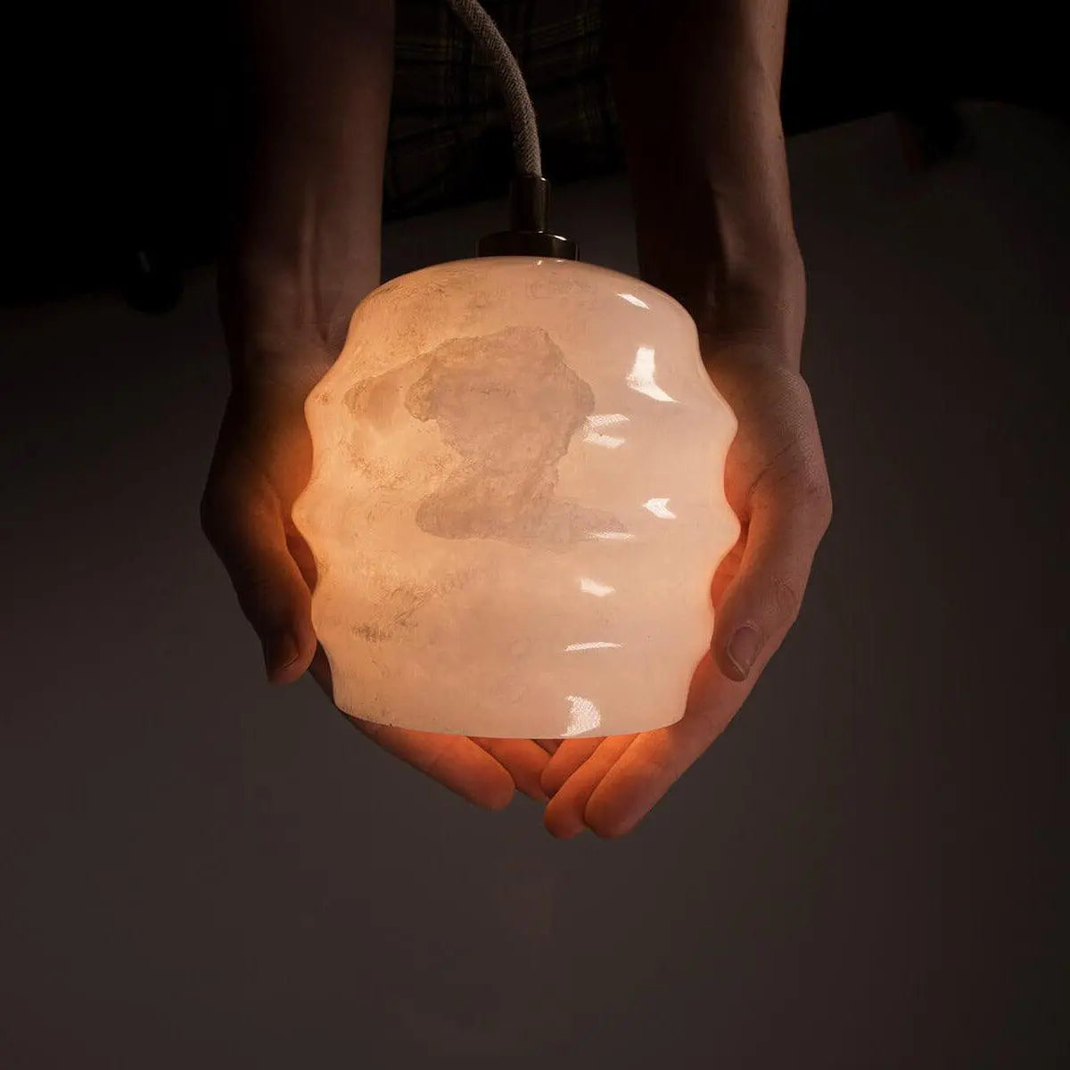 Lampa alabastrowa wisząca KALLIOPE mosiężny, marka Embassy Interiors