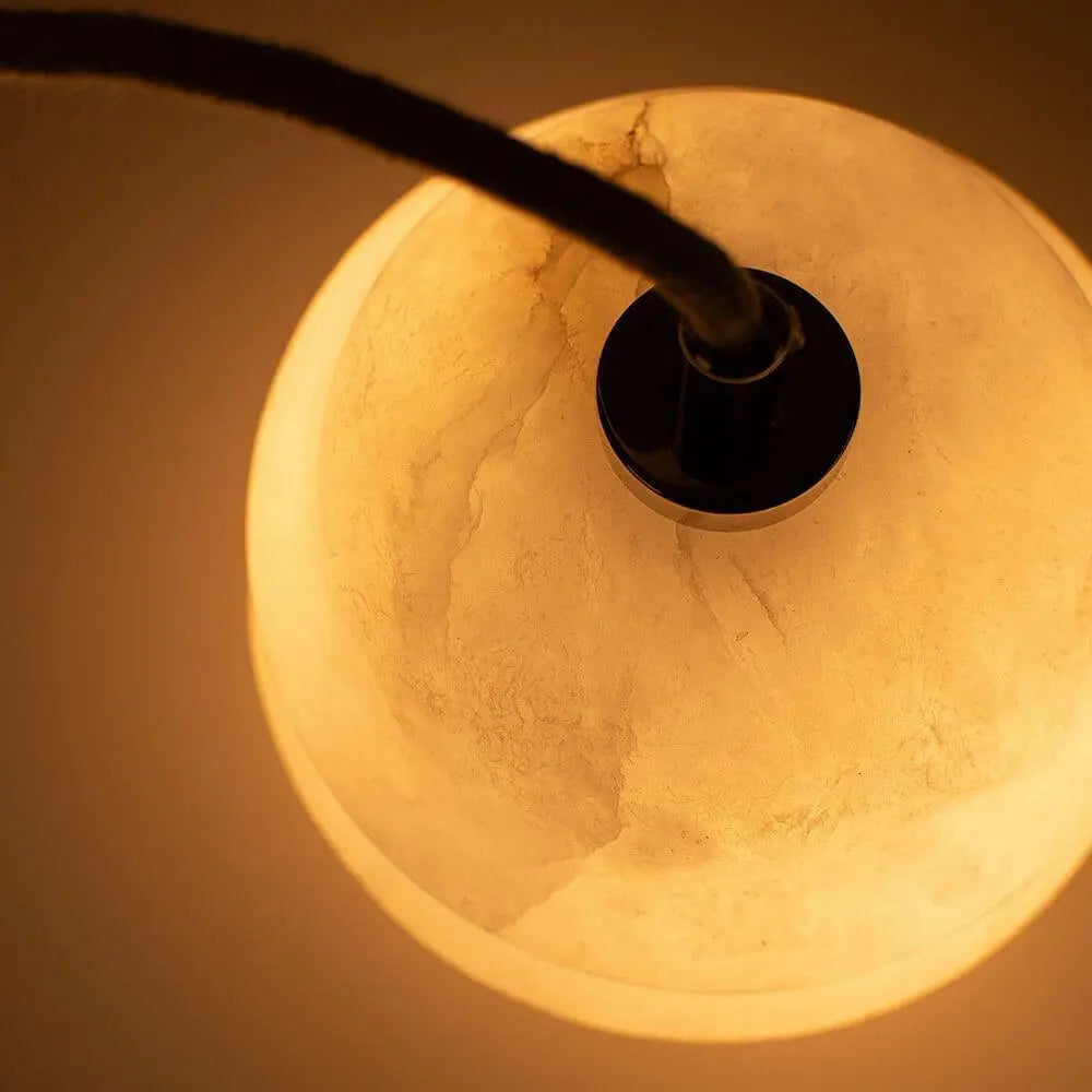 Lampa alabastrowa wisząca KALLIOPE mosiężny – styl nowoczesny