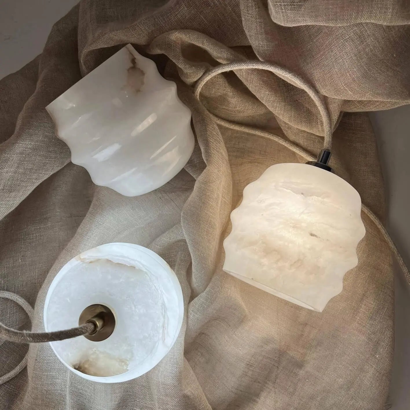 Lampa alabastrowa wisząca KALLIOPE mosiężny – marmur, Embassy Interiors