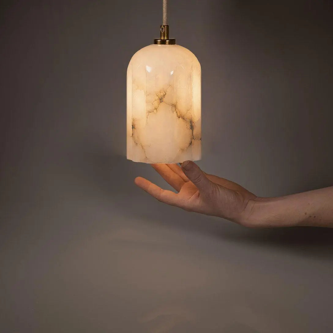 Lampa alabastrowa wisząca URANIA mosiężny, marka Embassy Interiors