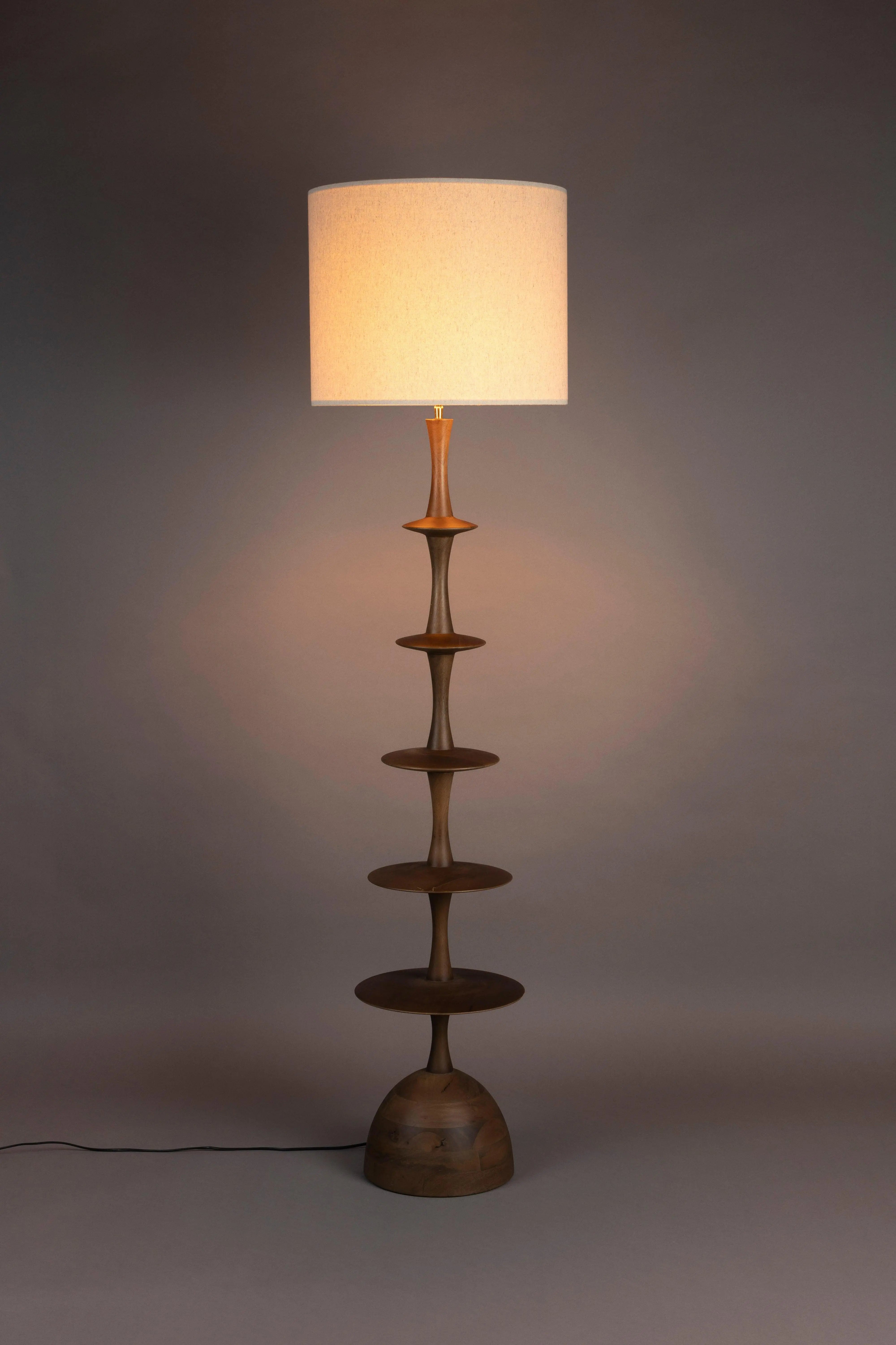 Lampa stojąca CATH drewno mango – Dutchbone