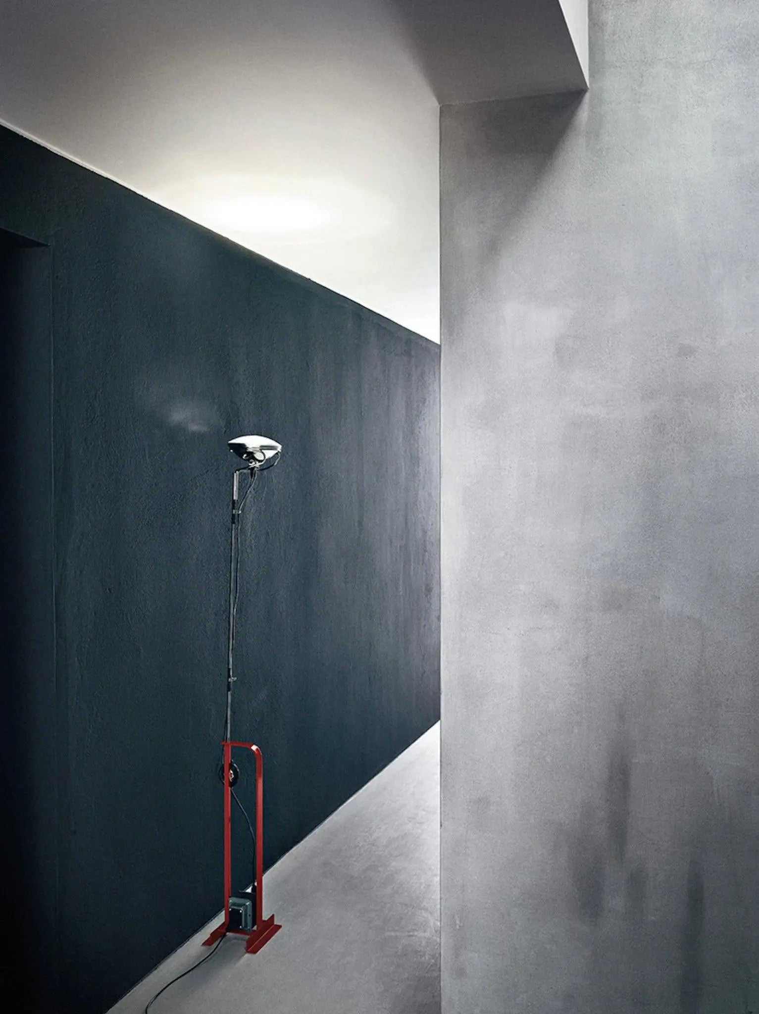 Lampa podłogowa TOIO czerwony – Flos