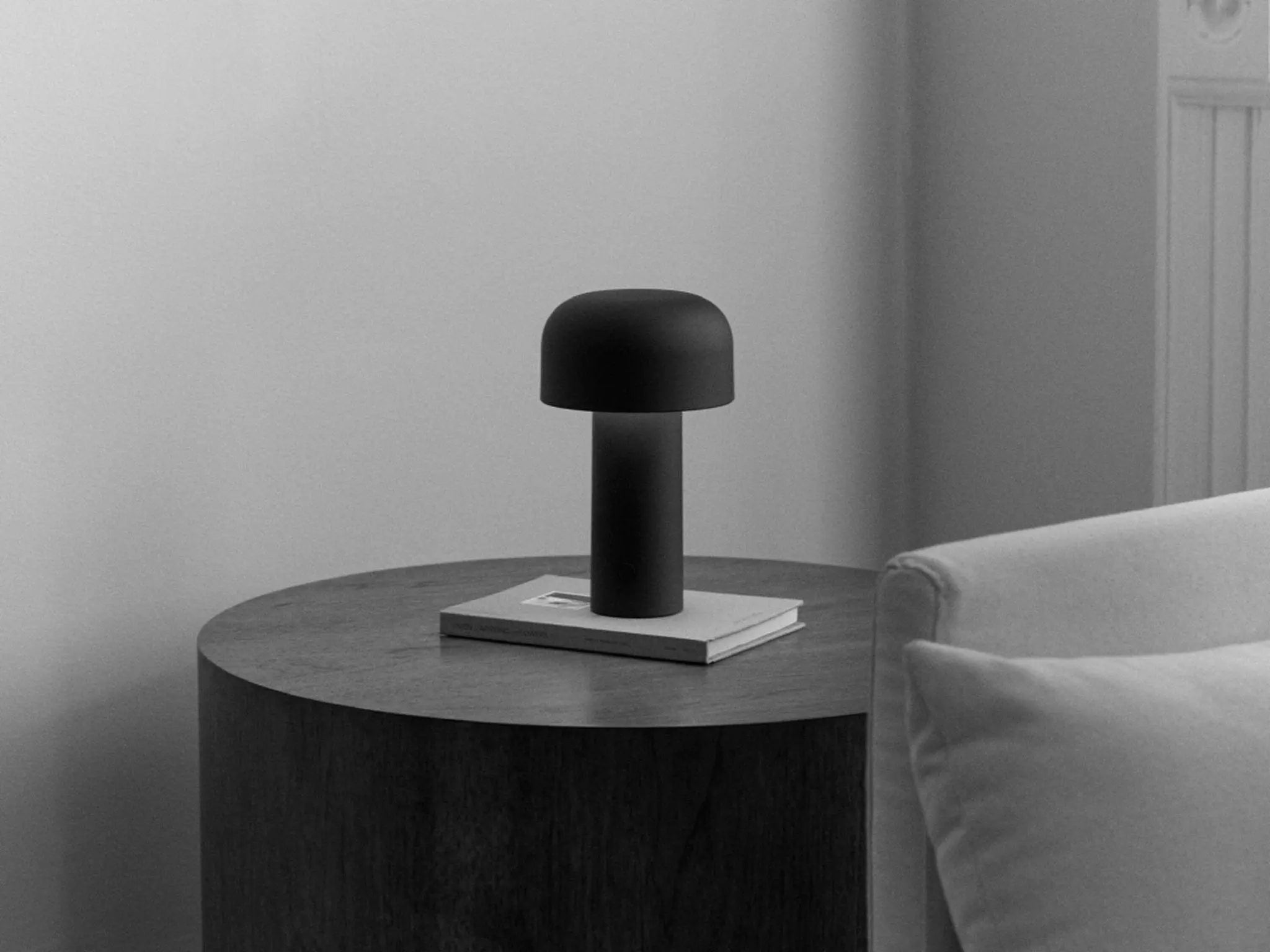 Lampa stołowa BELLHOP czarny matowy – Flos