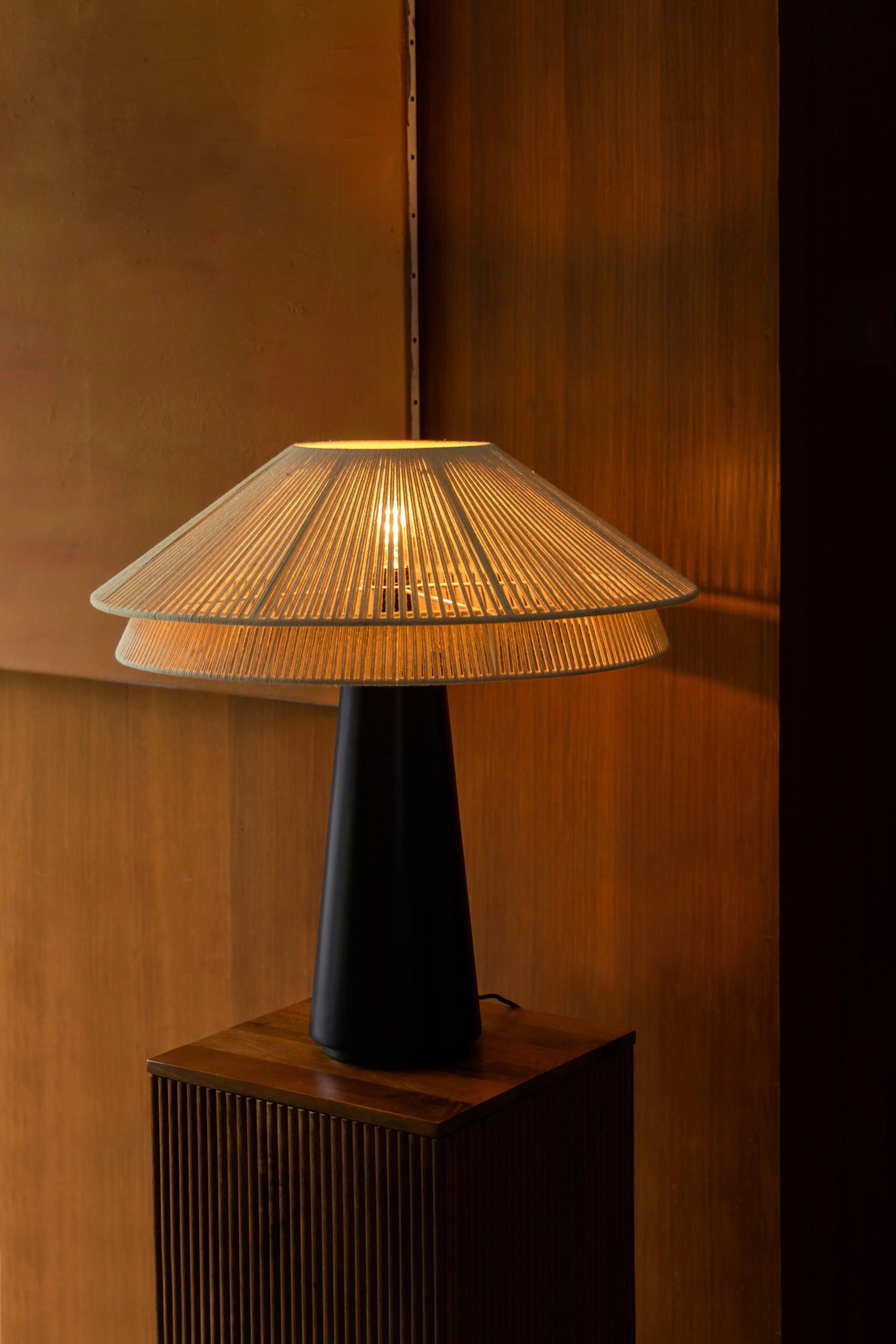Lampa stołowa ELON beżowy z czarną podstawą – metal