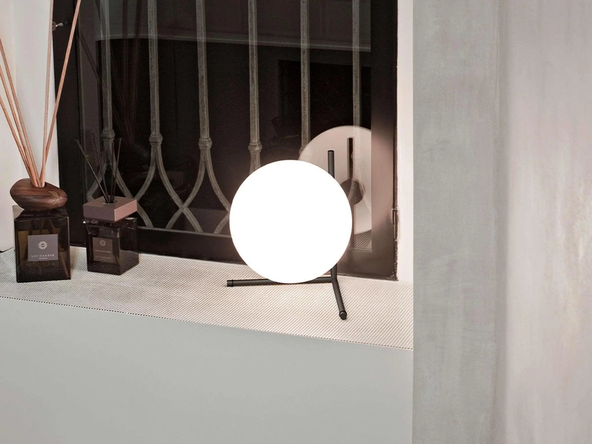 Lampa stołowa IC LIGHTS czarny – styl minimalistyczny