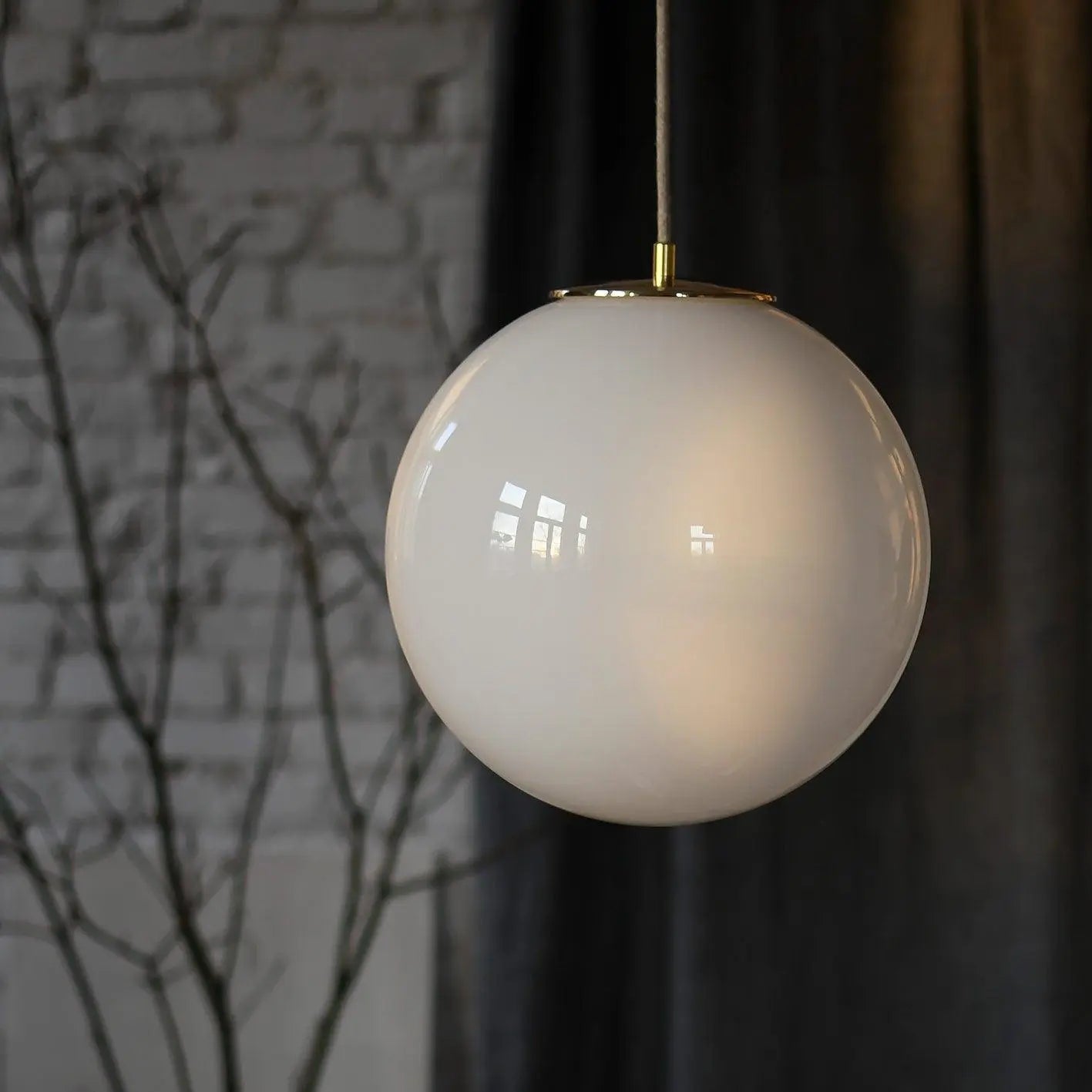Lampa wisząca BIAŁA KULA nikiel – szkło, Embassy Interiors