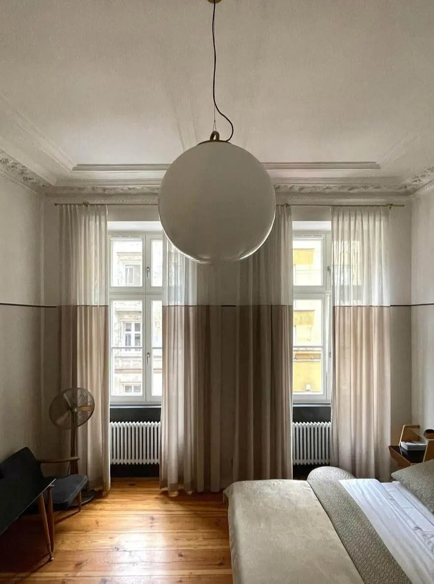 Lampa wisząca duża BIAŁA KULA mosiężny, marka Embassy Interiors