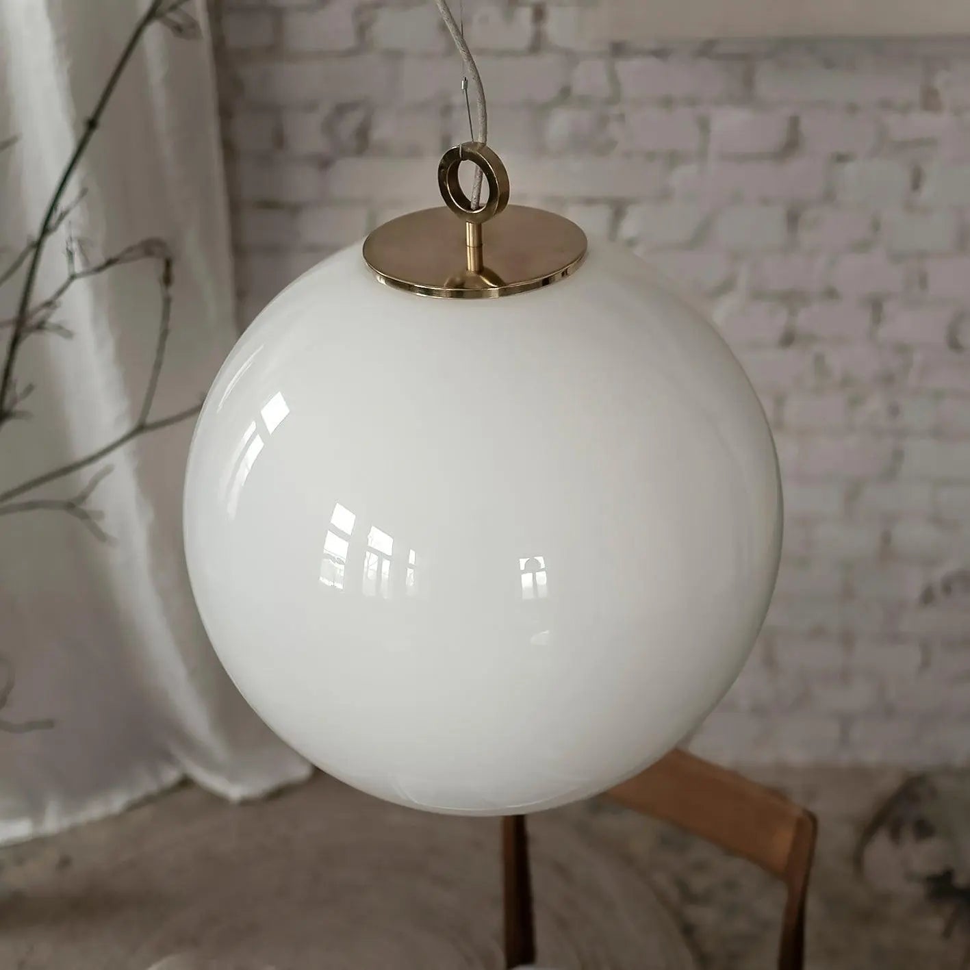 Lampa wisząca duża BIAŁA KULA mosiężny – Embassy Interiors