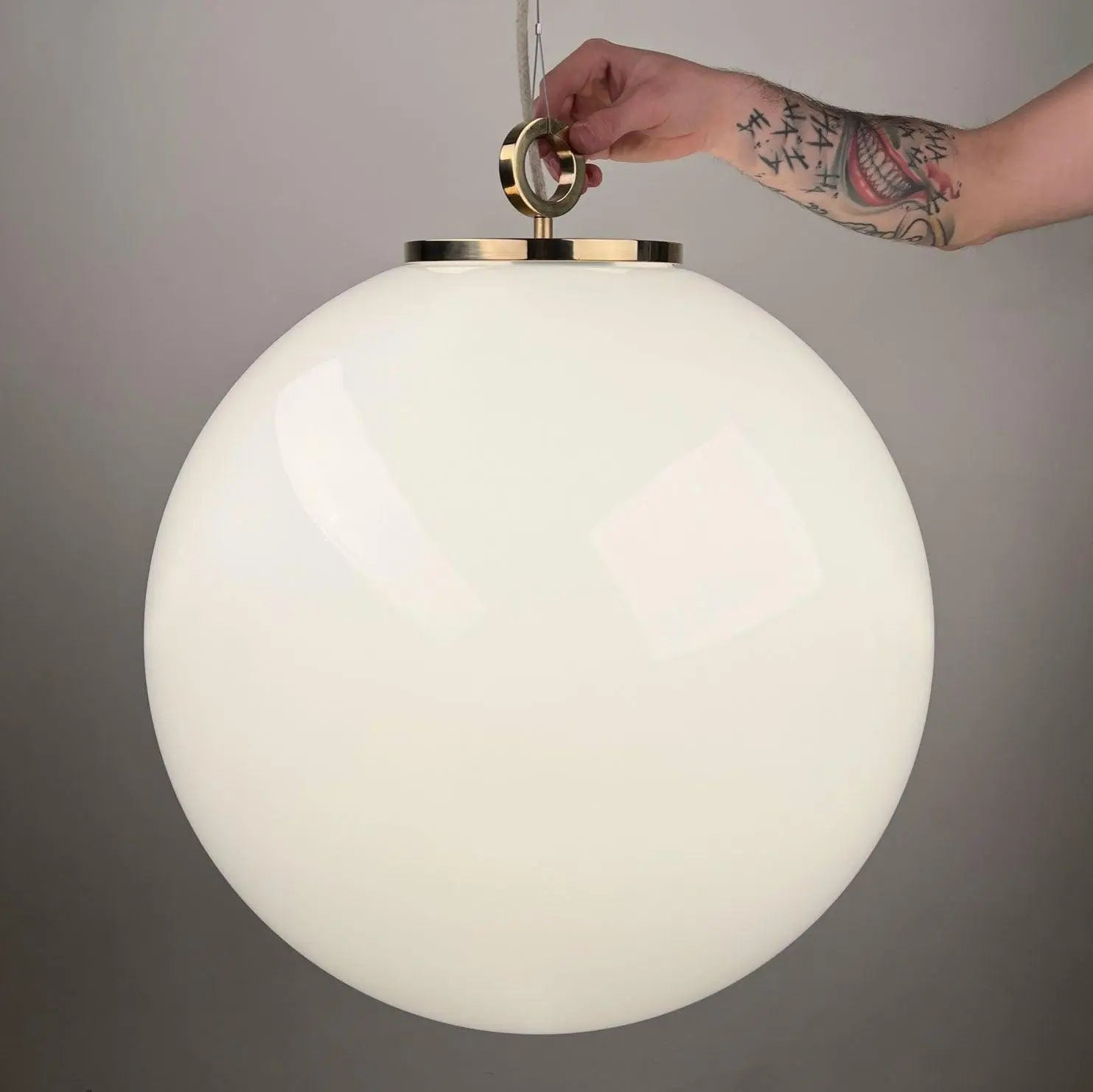 Lampa wisząca duża BIAŁA KULA mosiężny – mosiądz i szkło