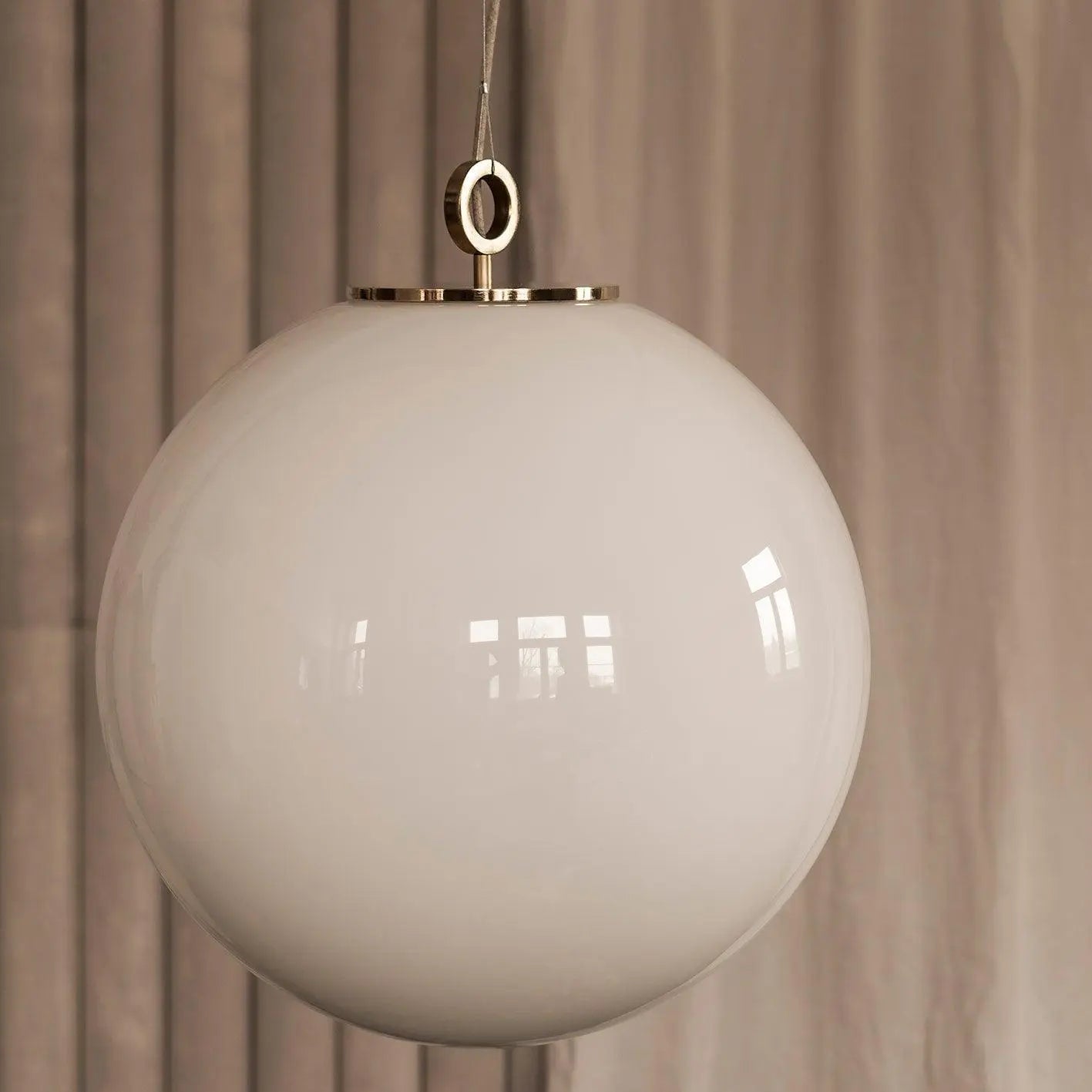 Lampa wisząca duża BIAŁA KULA nikiel – mosiądz