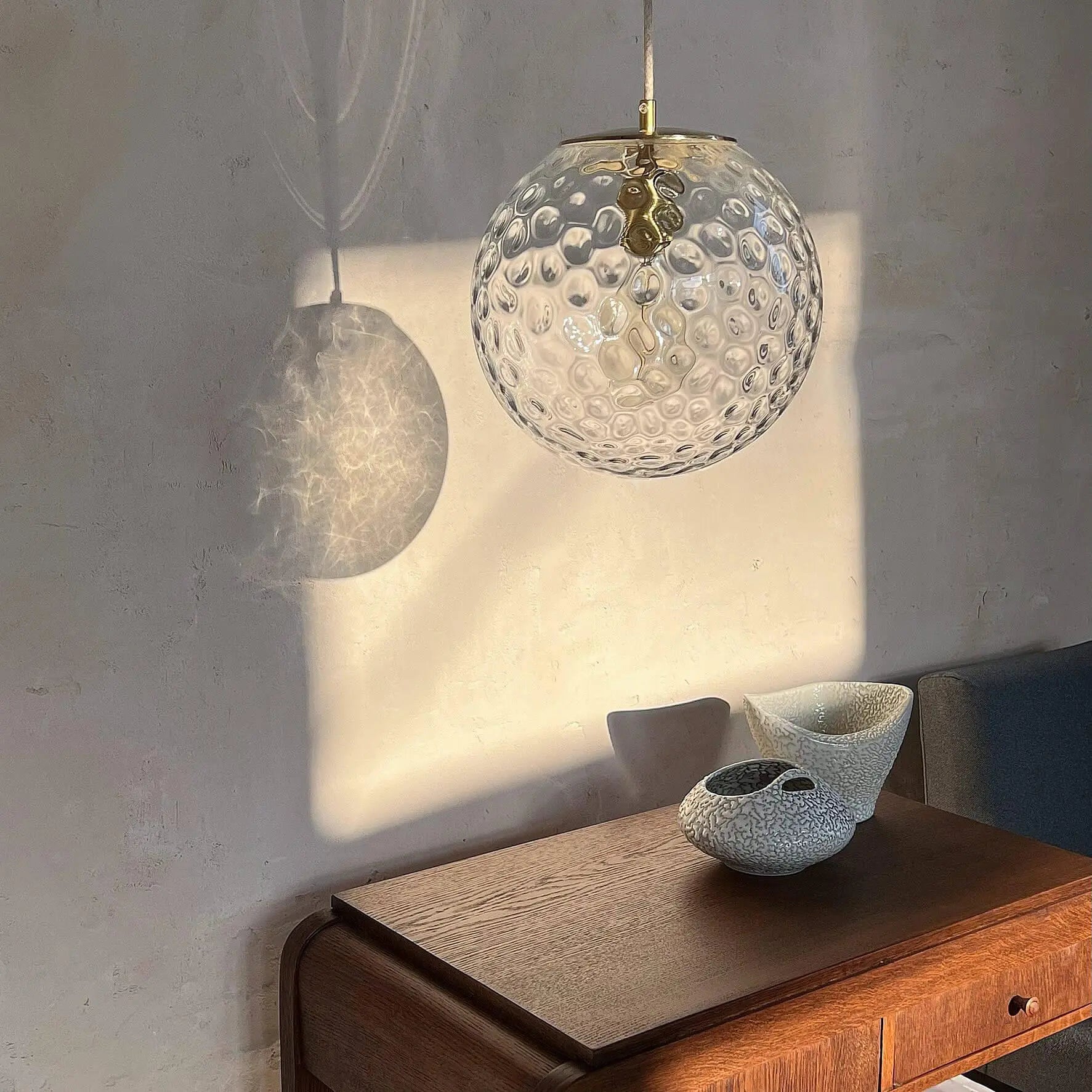 Lampa wisząca KULA REFLEKSYJNA mosiężny, marka Embassy Interiors