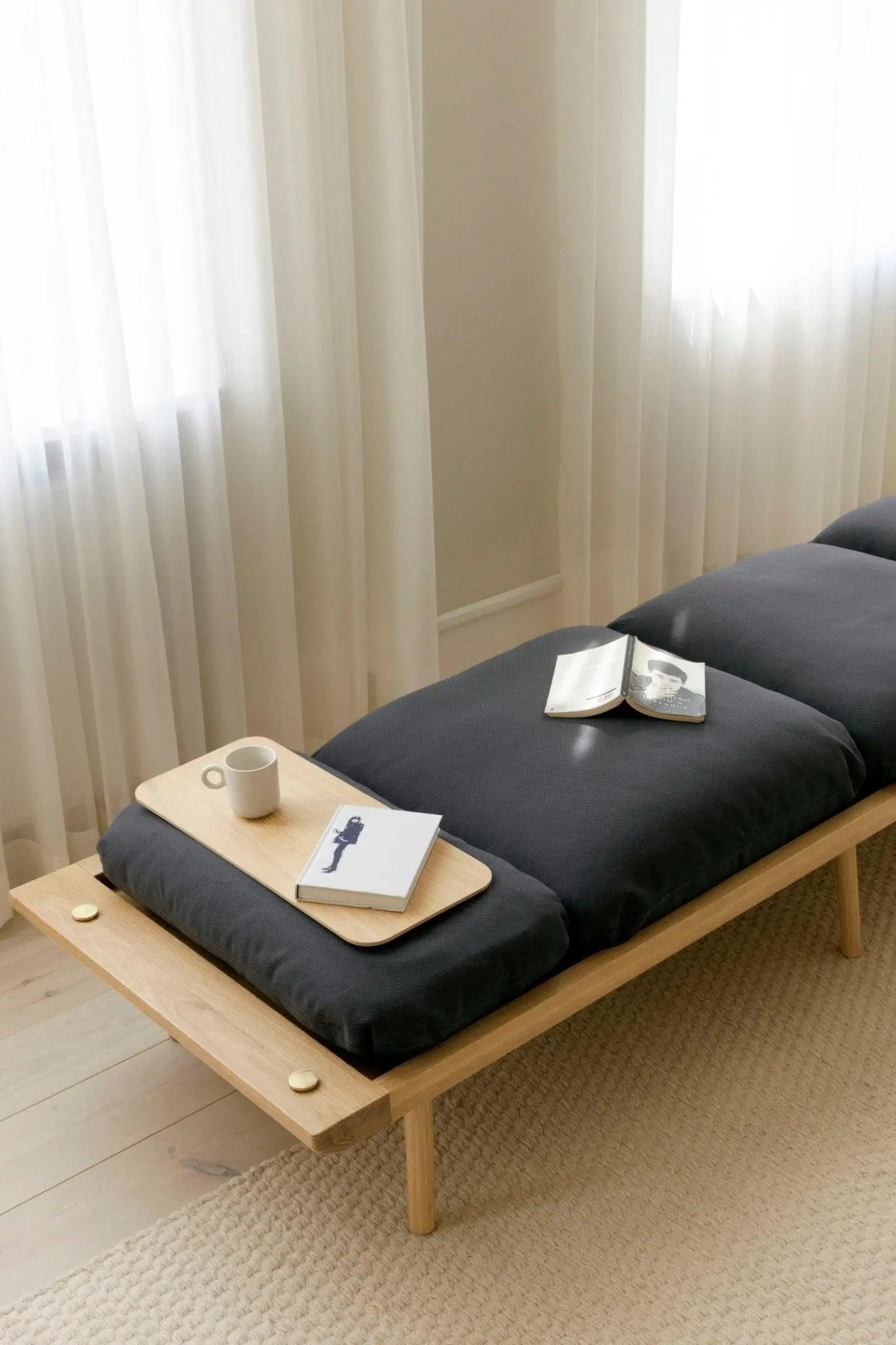 Leżanka LOUNGE AROUND antracytowy z ciemno dębową podstawą – Umage