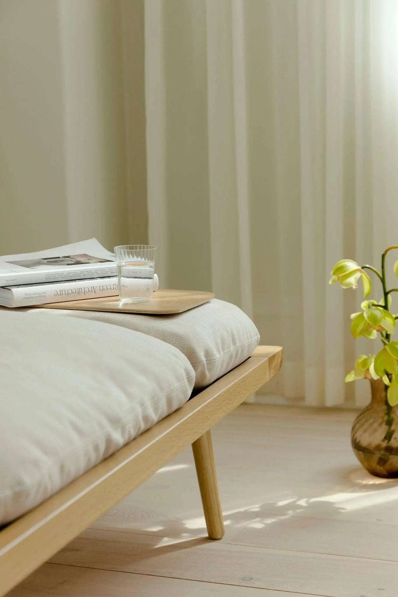 Leżanka LOUNGE AROUND beżowy z dębową podstawą do salonu – Umage