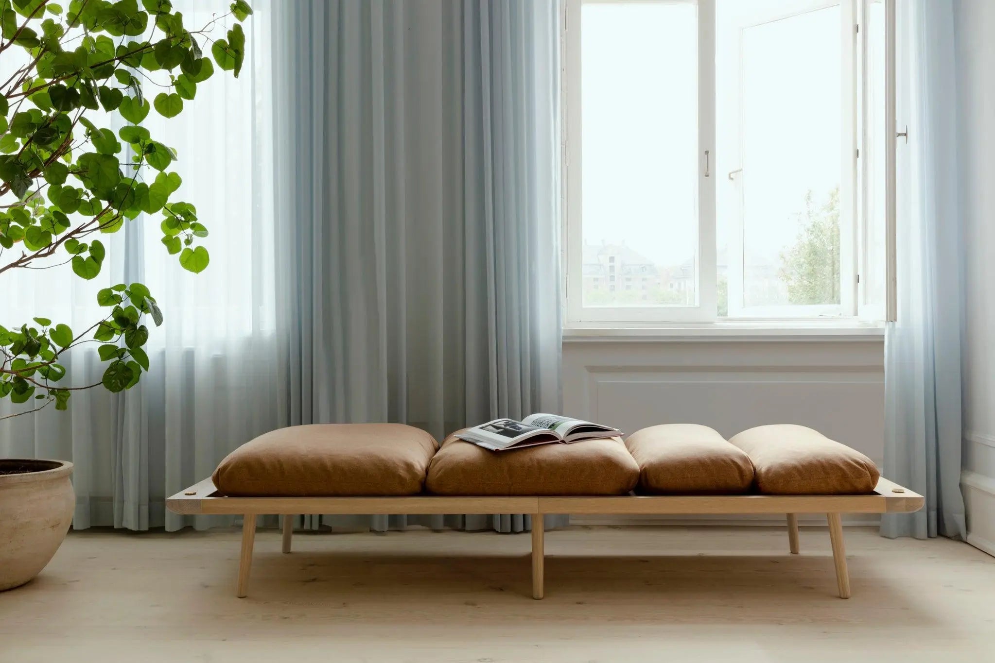 Leżanka LOUNGE AROUND karmelowy z dębową podstawą – Umage