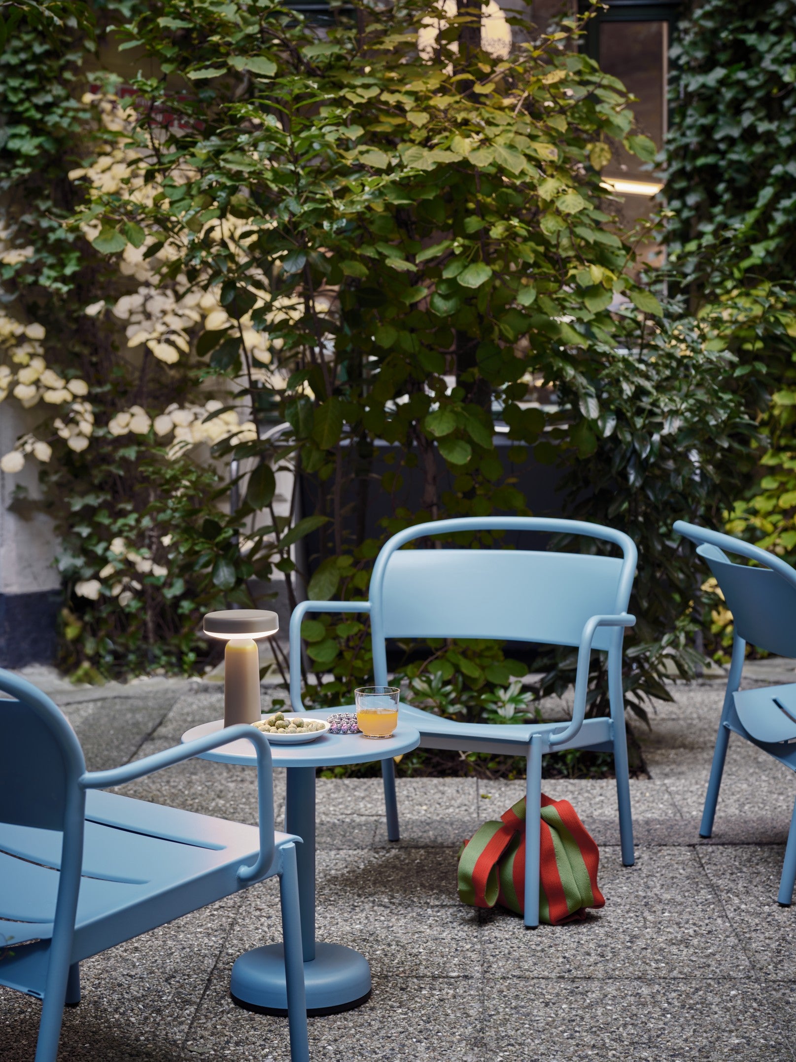 Fotel zewnętrzny LINEAR błękitna stal