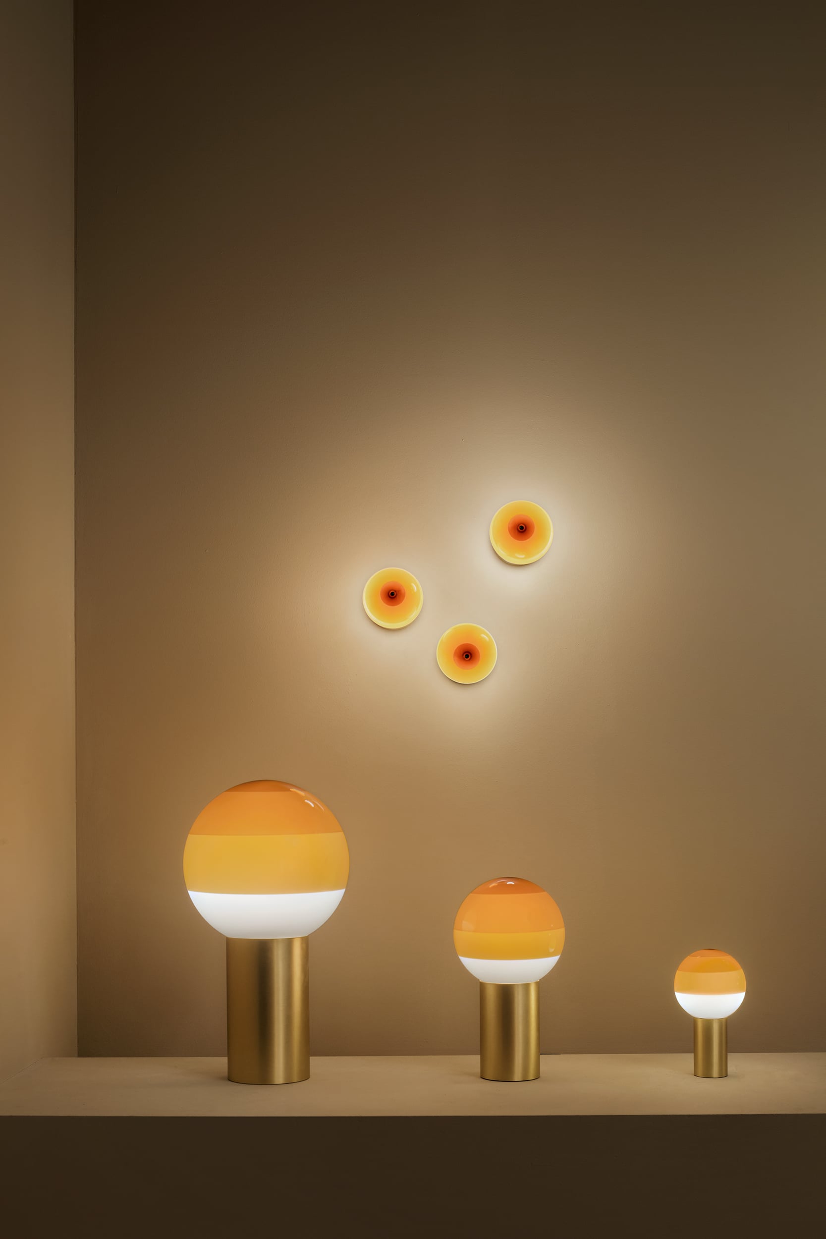 Tischlampe DIPPING creme mit goldenem Fuß