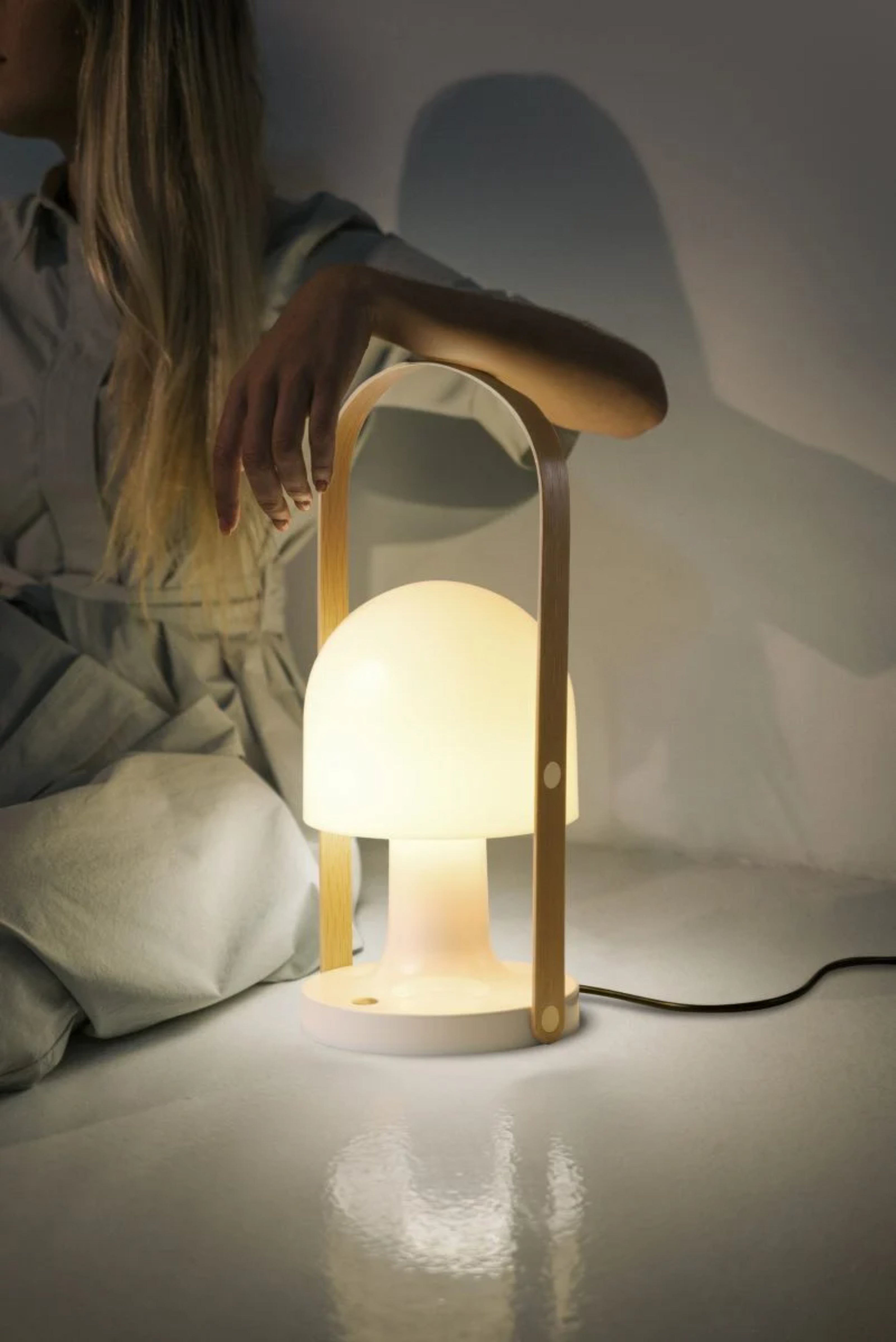 Tischlampe FOLLOWME PLUS in Weiß mit Braun