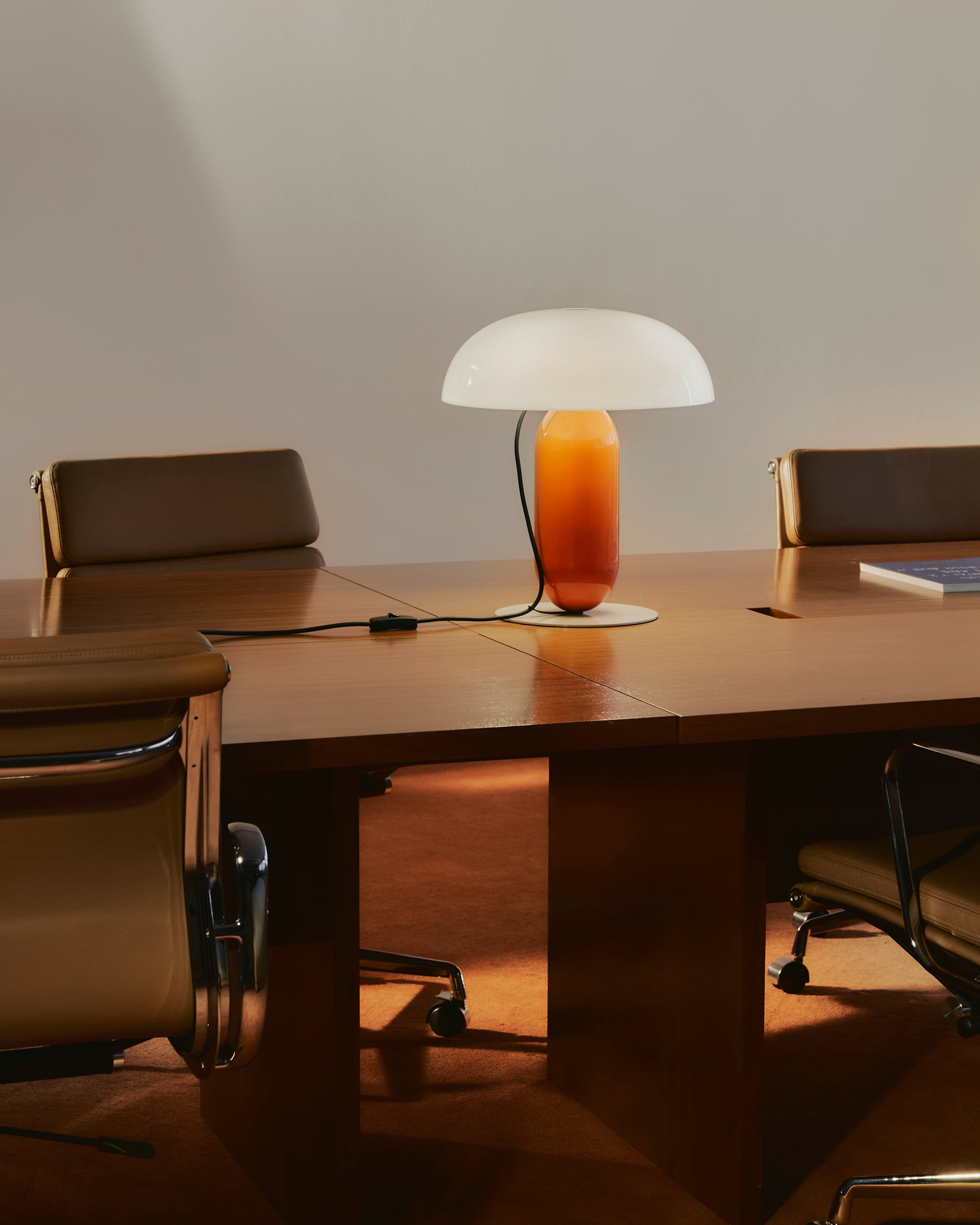 Tischlampe GAMBOSA weiß mit orangefarbenem Fuß