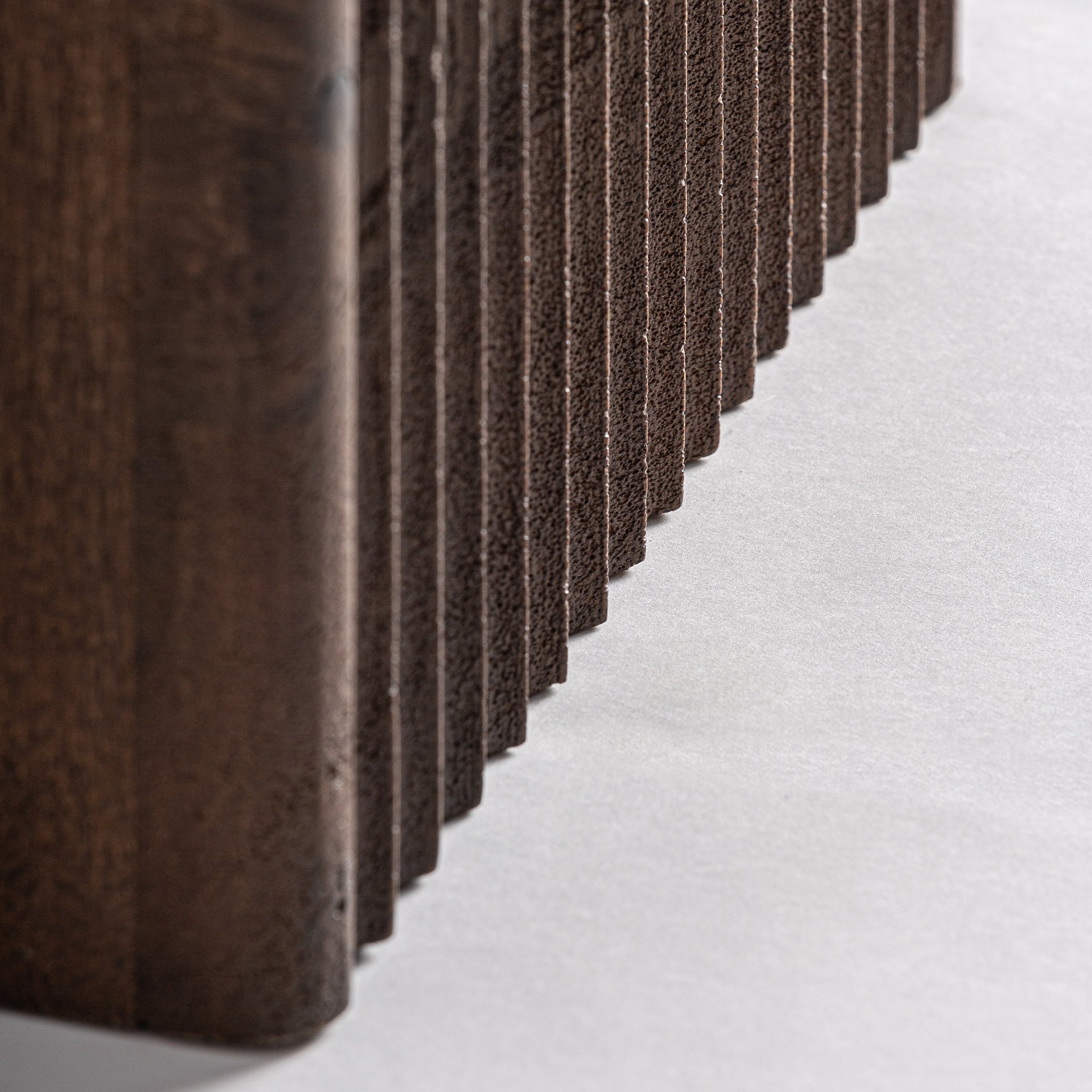 Beistelltisch ANZEX aus Mangoholz mit grauem Marmor