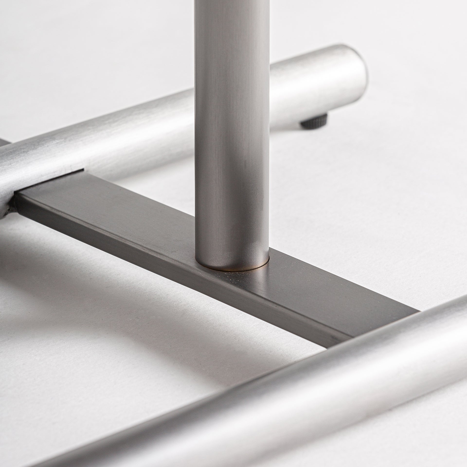 Beistelltisch GEISINGEN braunes Kunstleder mit Stahlbasis