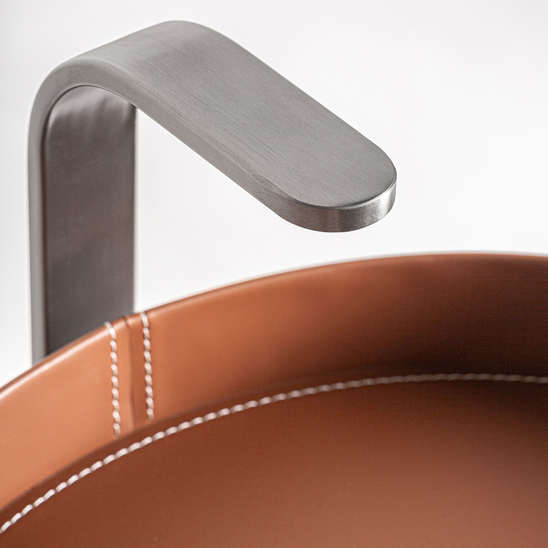 Beistelltisch GEISINGEN braunes Kunstleder mit Stahlbasis