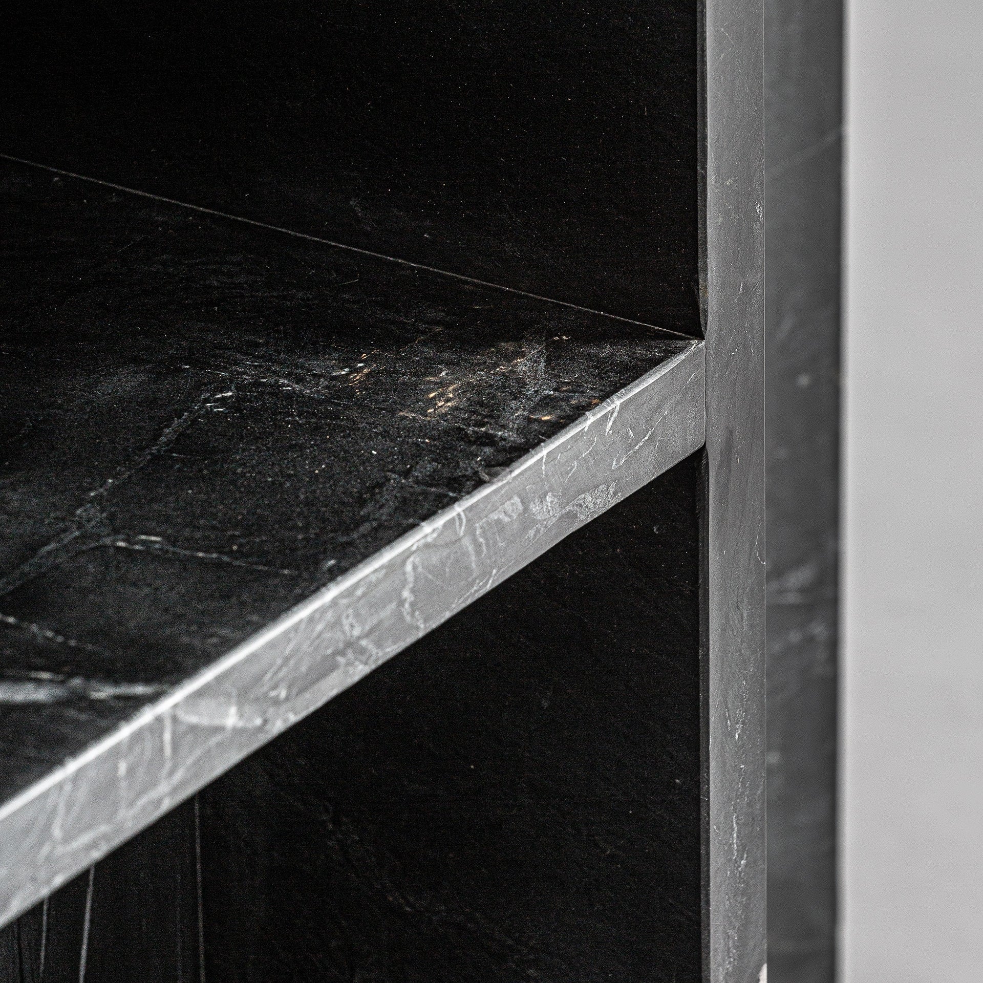 Stolik boczny z podwójnym blatem MARQUINA czarny marmur