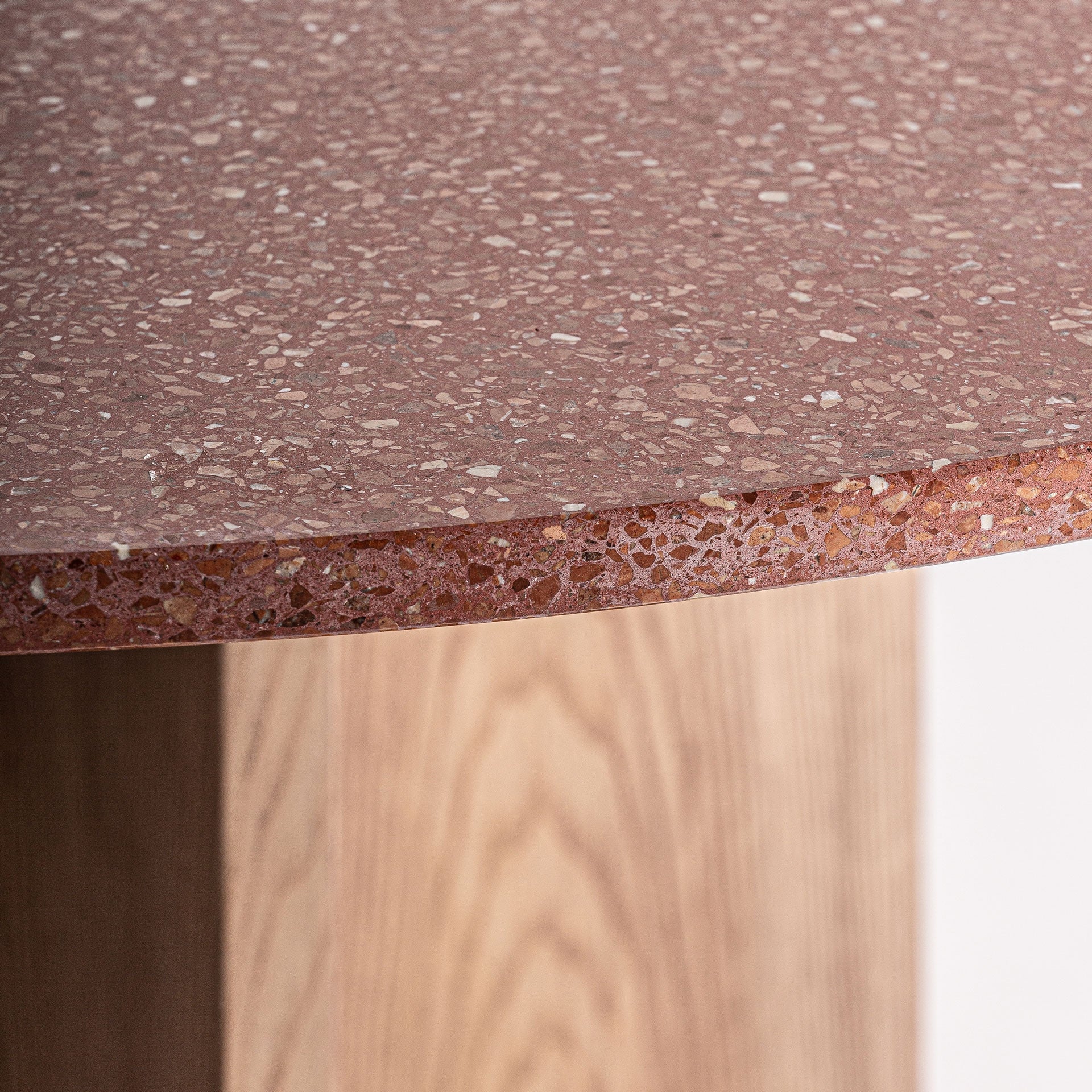 Rundtisch ALFERCE bordeauxfarbener Terrazzo mit Holzfuß und goldener Veredelung