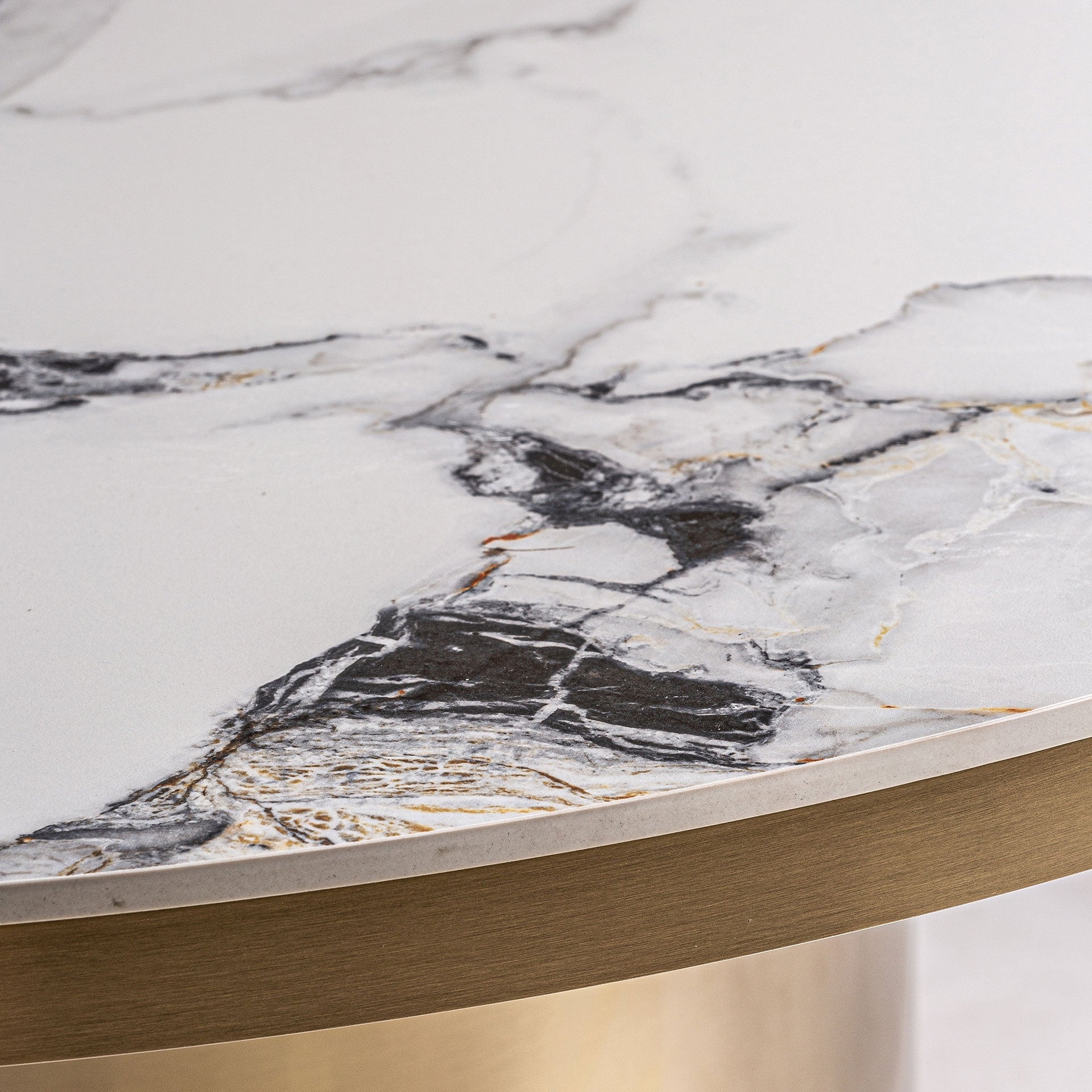Stół okrągły ASTACH spiek porcelanowy ze złotą podstawą
