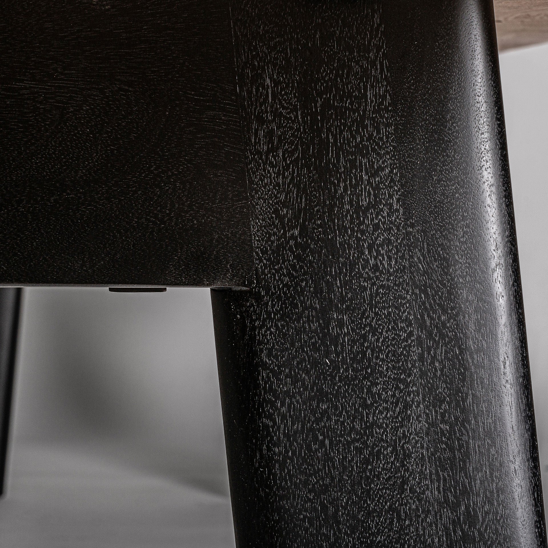 Esstisch NARA aus Eichenholz mit schwarzem Gestell