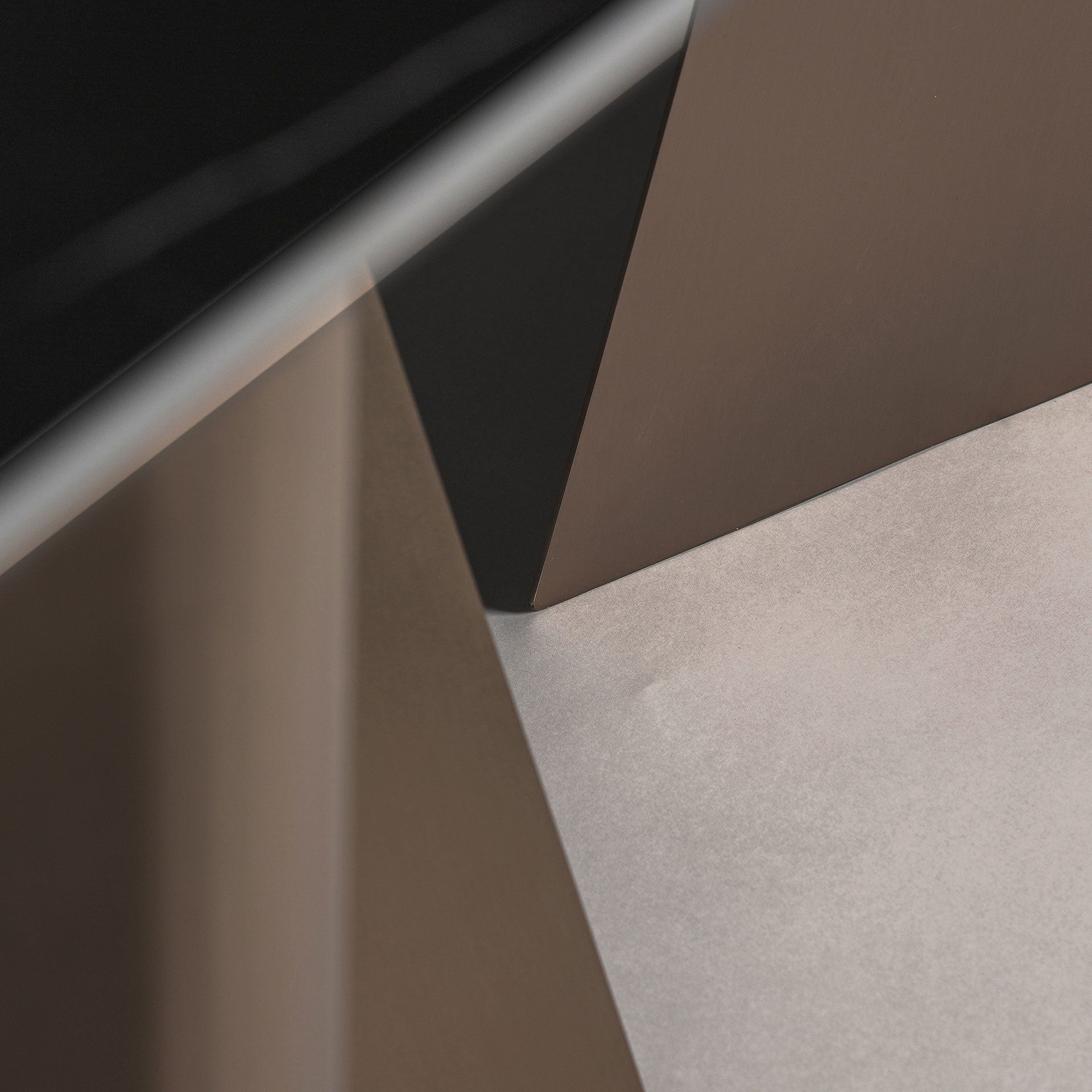 Stół TUX spiek porcelanowy z miedzianą podstawą