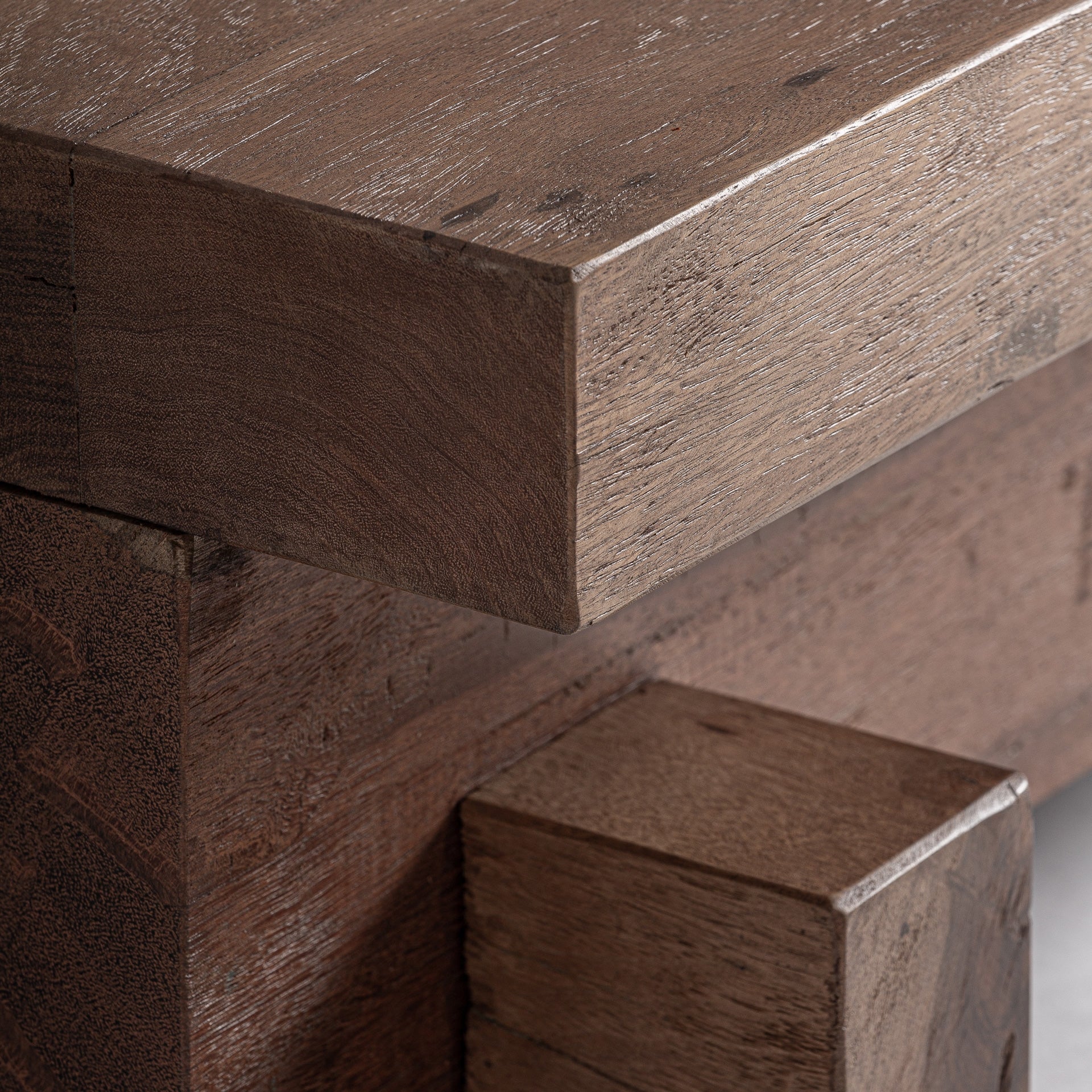 Stolik kawowy BRUTALIST drewno z recyklingu do salonu – styl minimalistyczny