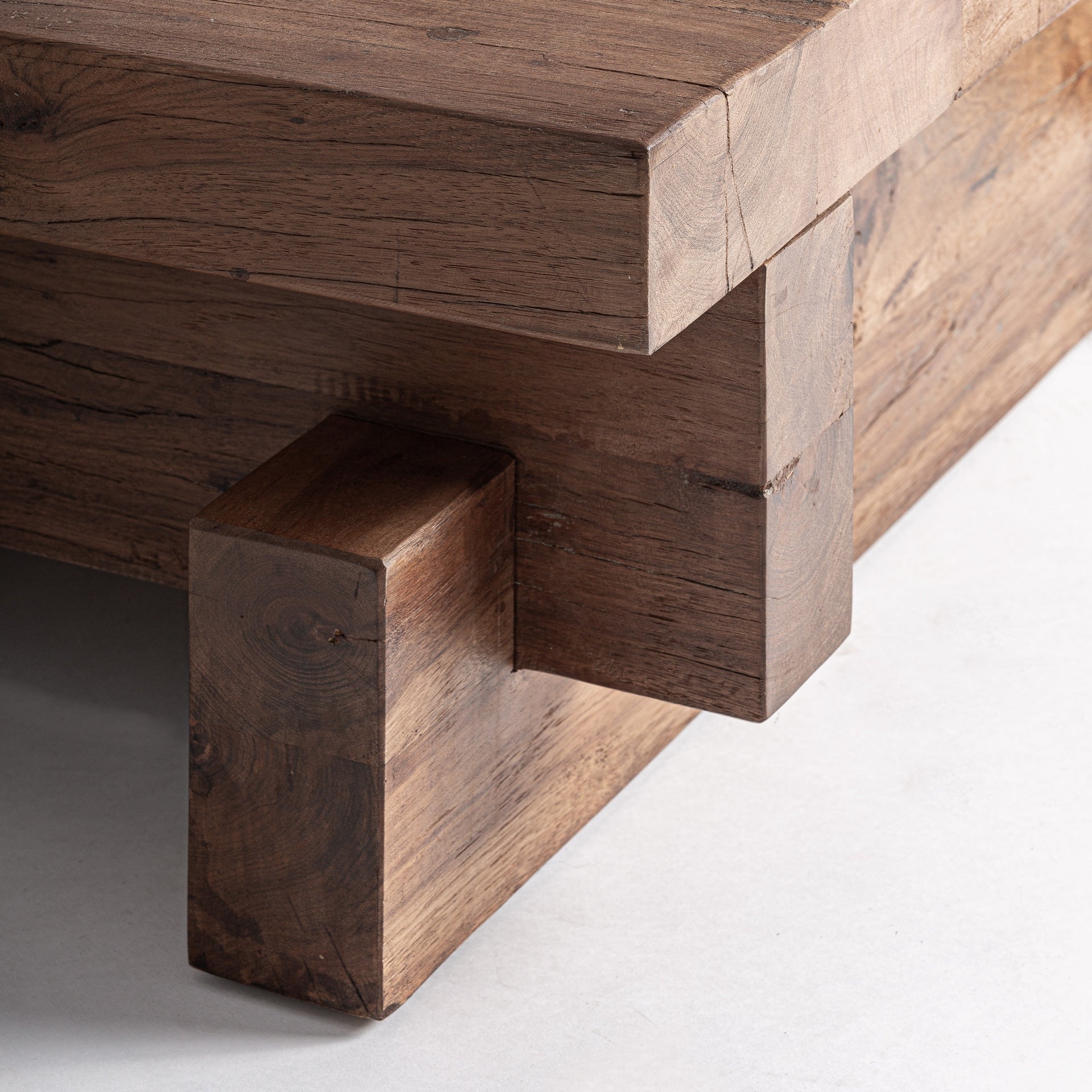 Kaffeetisch BRUTALIST aus recyceltem Holz