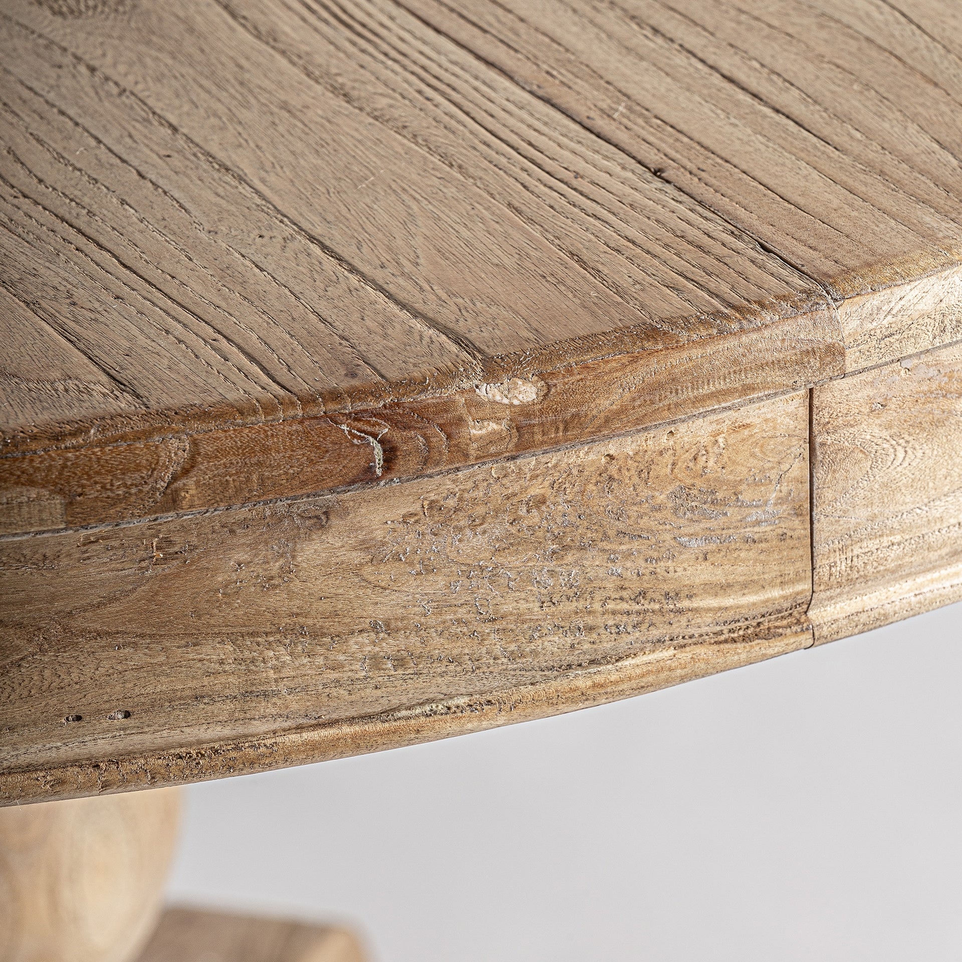 Rund ausziehbarer Tisch SONVIGO aus recyceltem Weidenholz