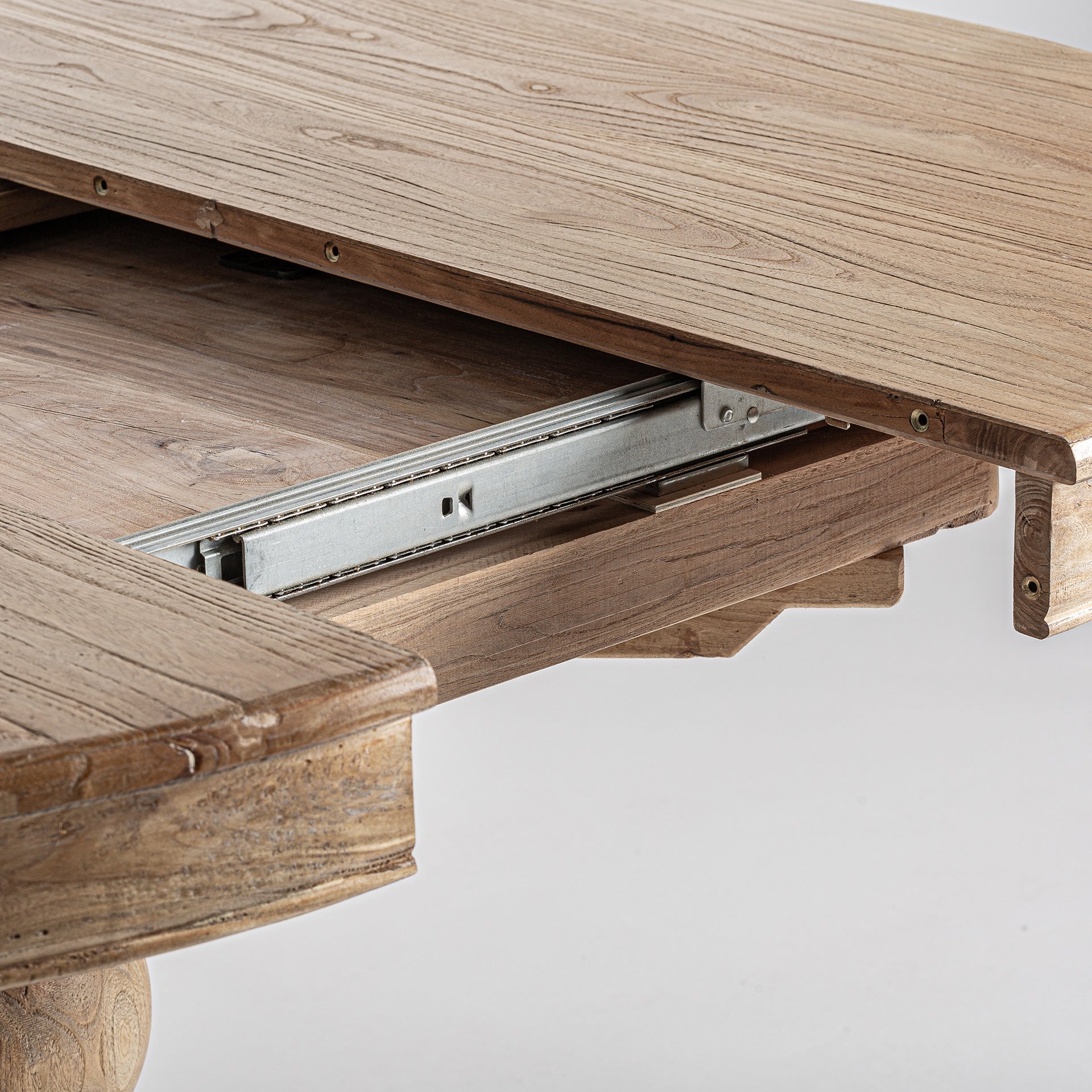 Rund ausziehbarer Tisch SONVIGO aus recyceltem Weidenholz