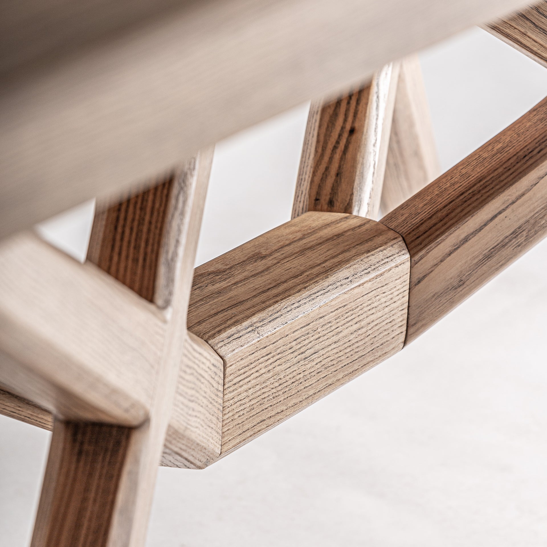 Ausziehbarer Tisch VREBOS aus Eschenholz mit Furnier