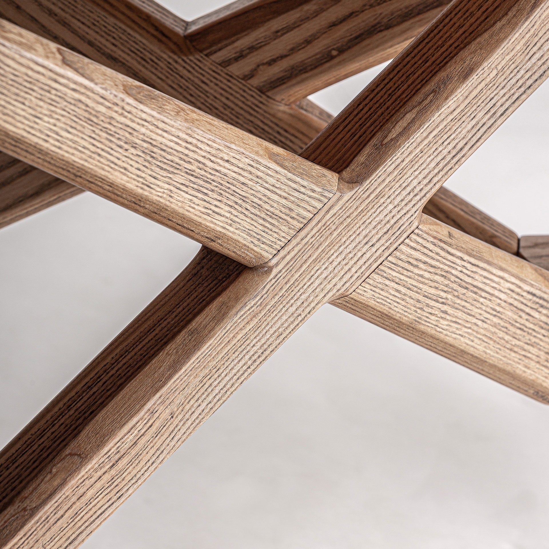 Ausziehbarer Tisch VREBOS aus Eschenholz mit Furnier