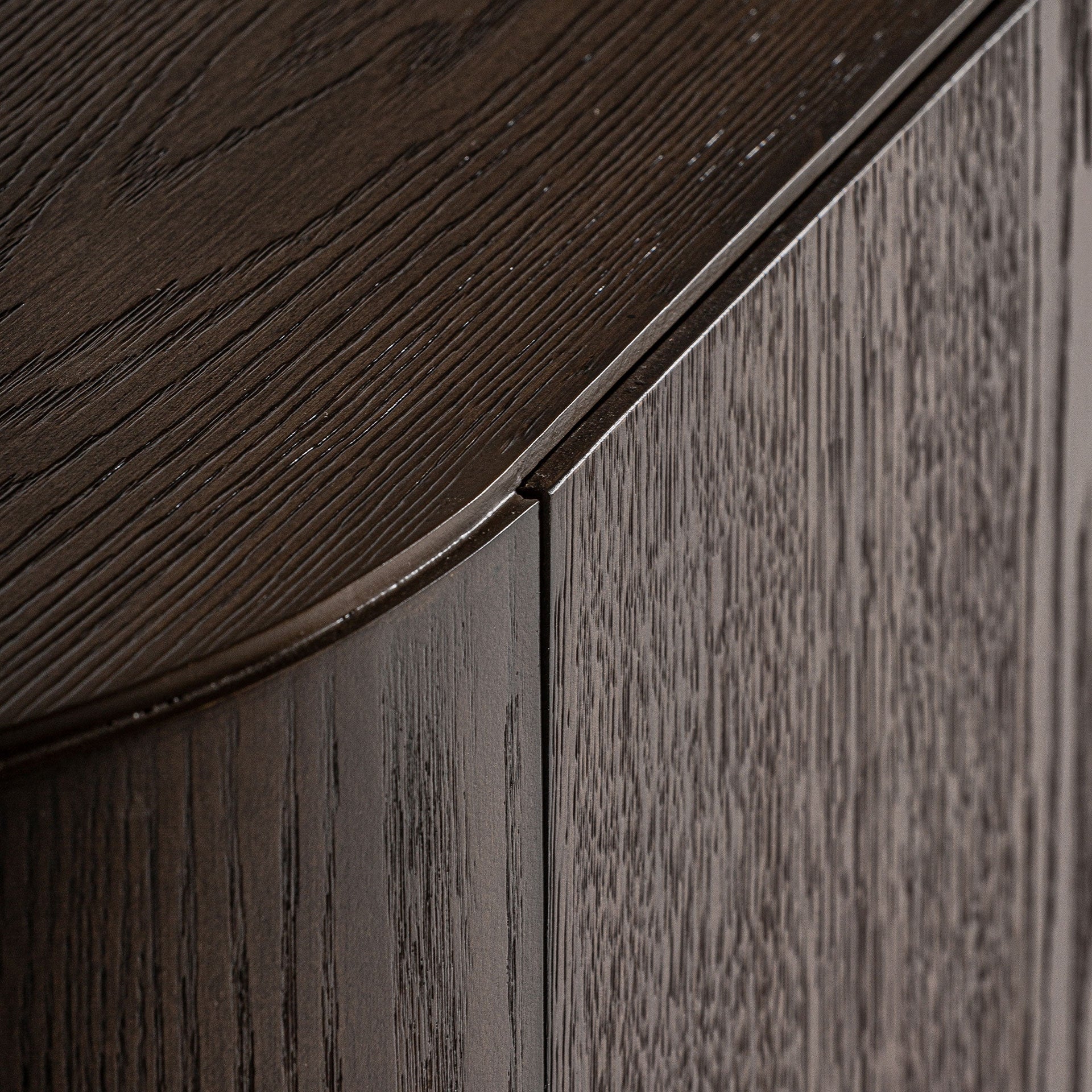 RTV-Sideboard TREIGNAC aus Eichenholz mit goldenem Fuß