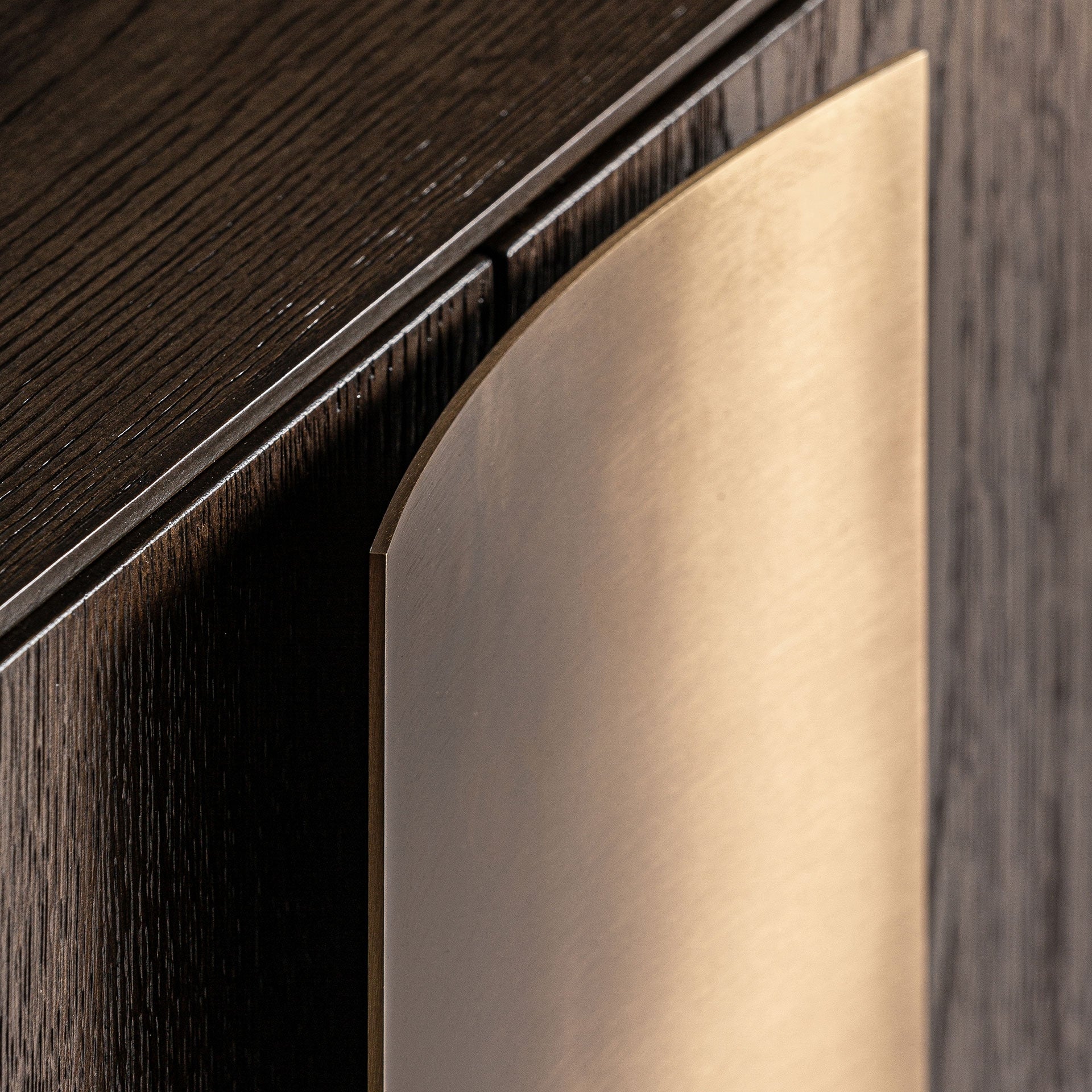 RTV-Sideboard TREIGNAC aus Eichenholz mit goldenem Fuß