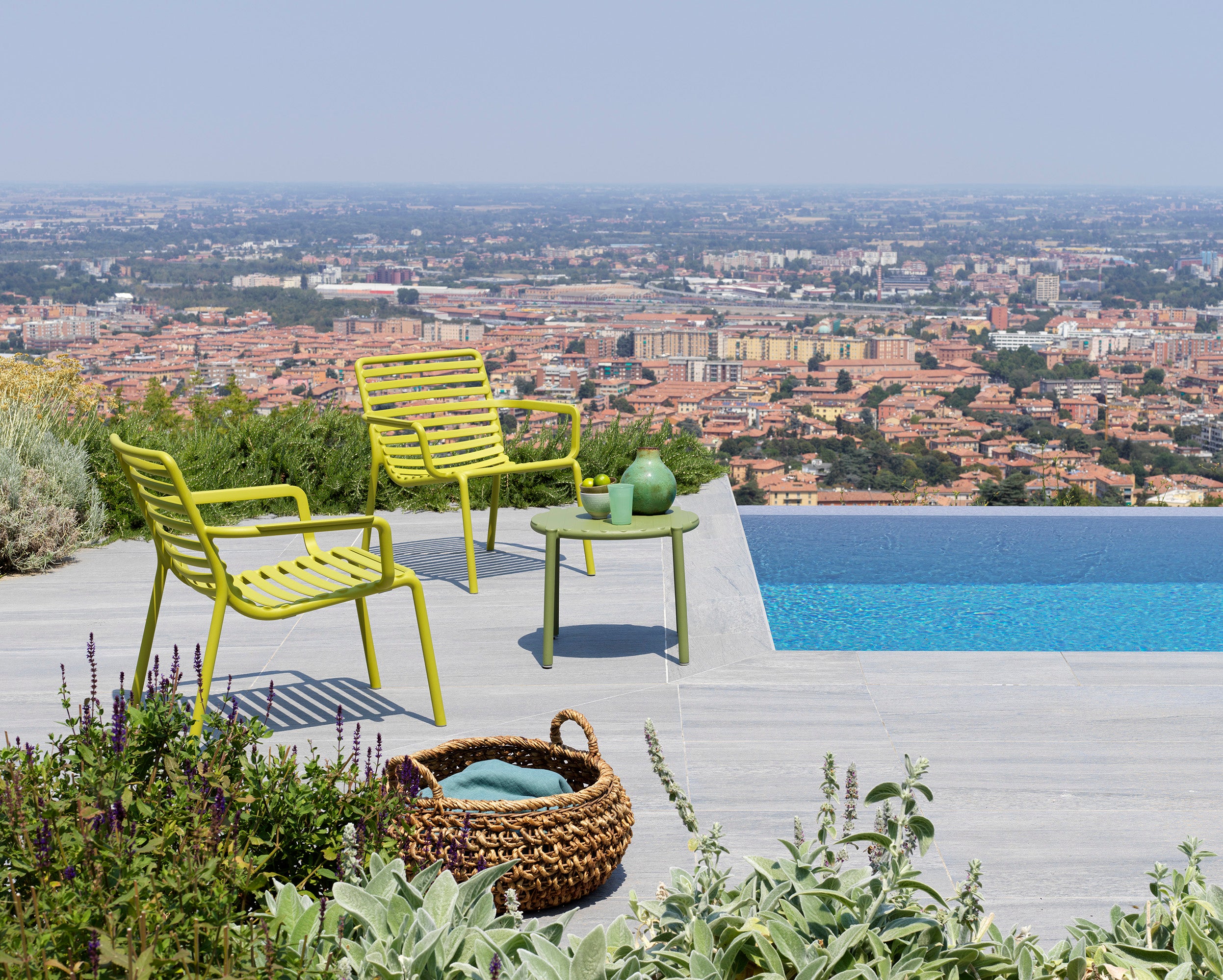 Stolik boczny zewnętrzny okrągły DOGA biały