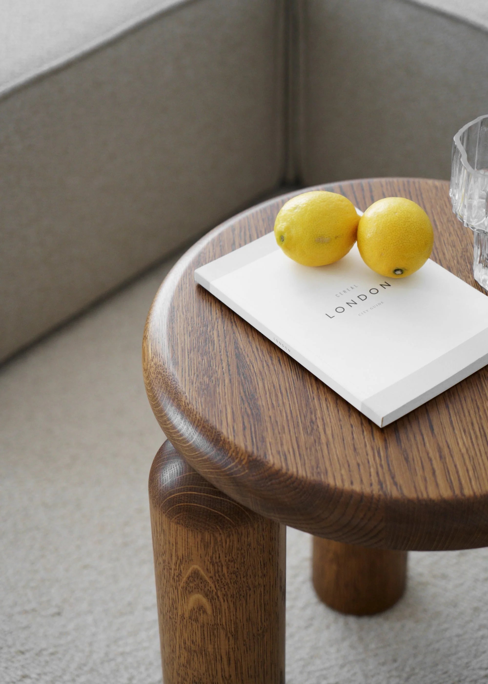 Stolik boczny NEO ciemne drewno dębowe