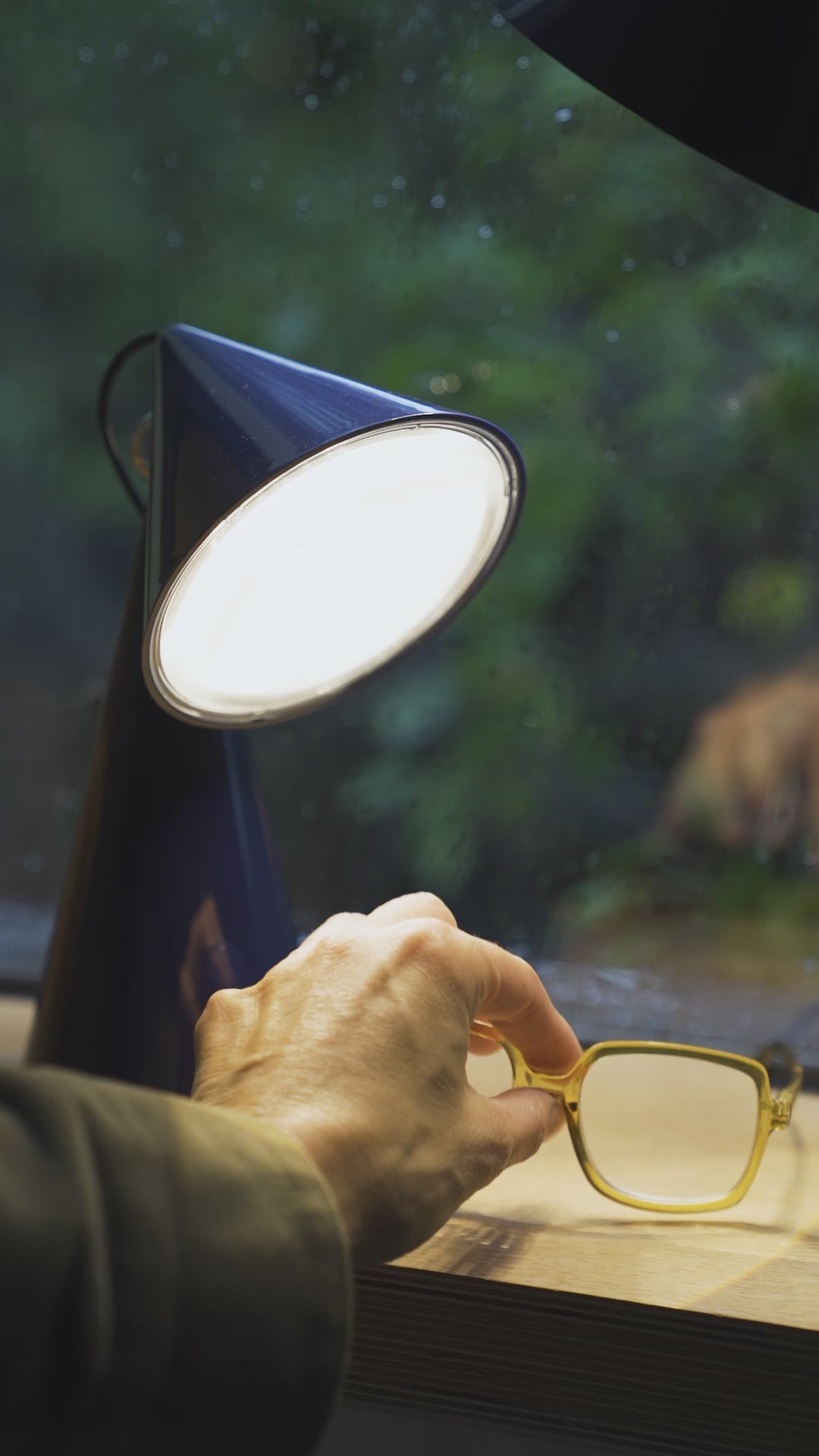 Tragbare Tischlampe POSE gold