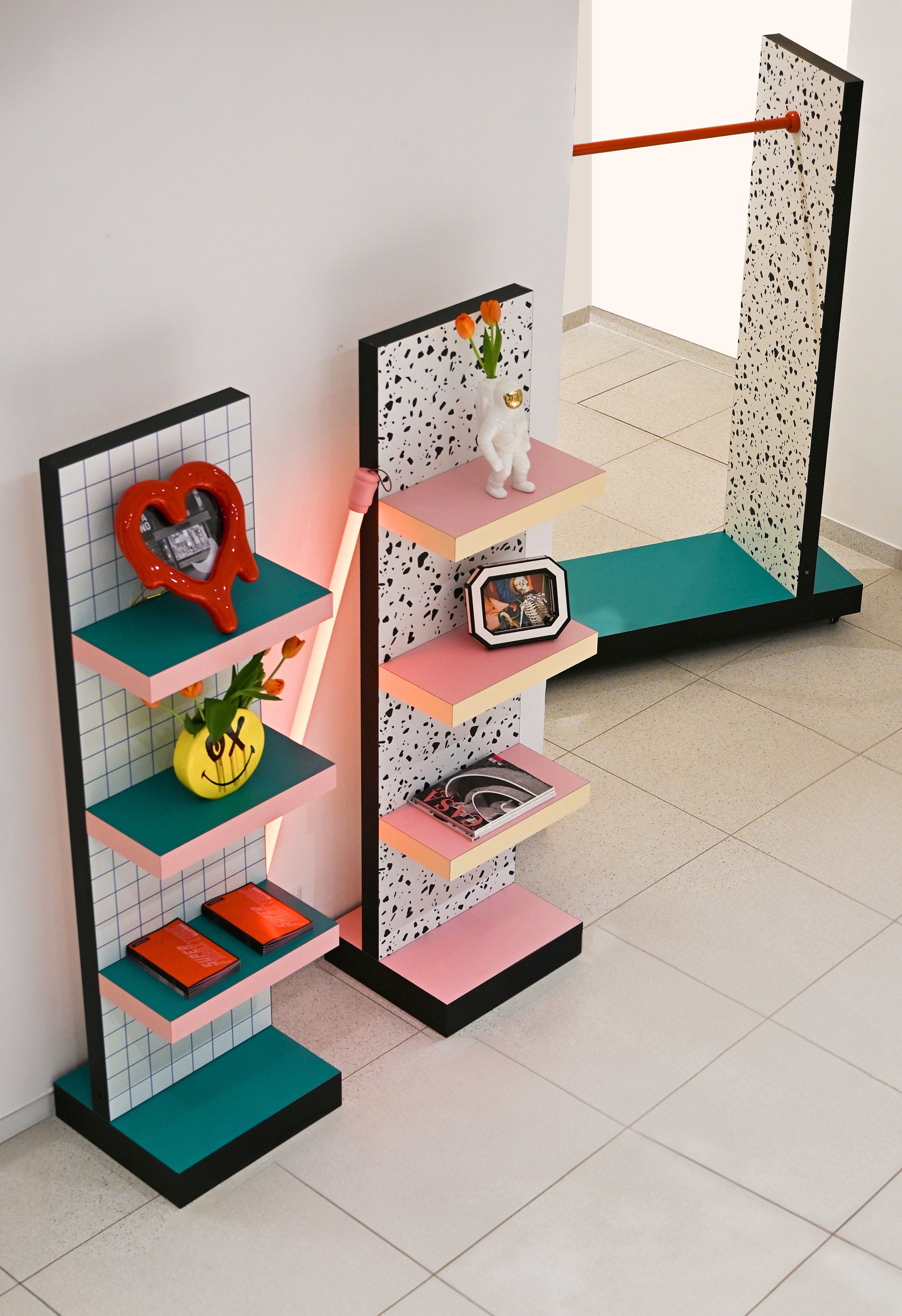 Regał SUPERSHELF TERRAZZO biały z żółtym i różowym