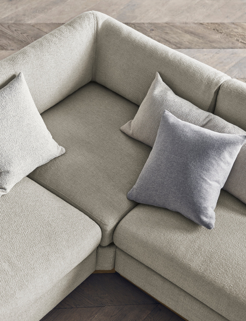 Eine Ecke mit einer Sepia -Chaise nach links mit einer Eichenbasis