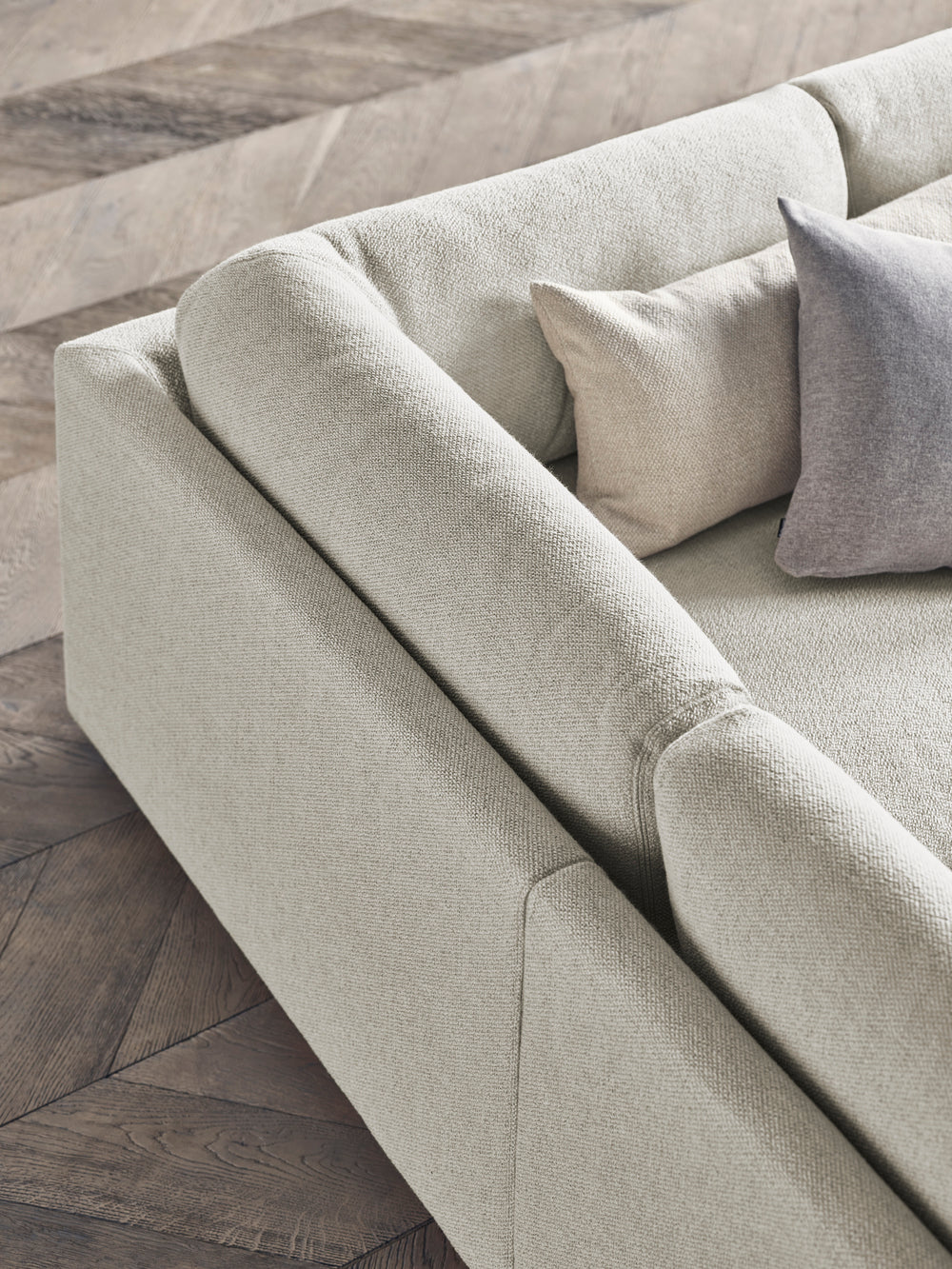 Eine Ecke mit einer Sepia -Chaise nach links mit einer Eichenbasis